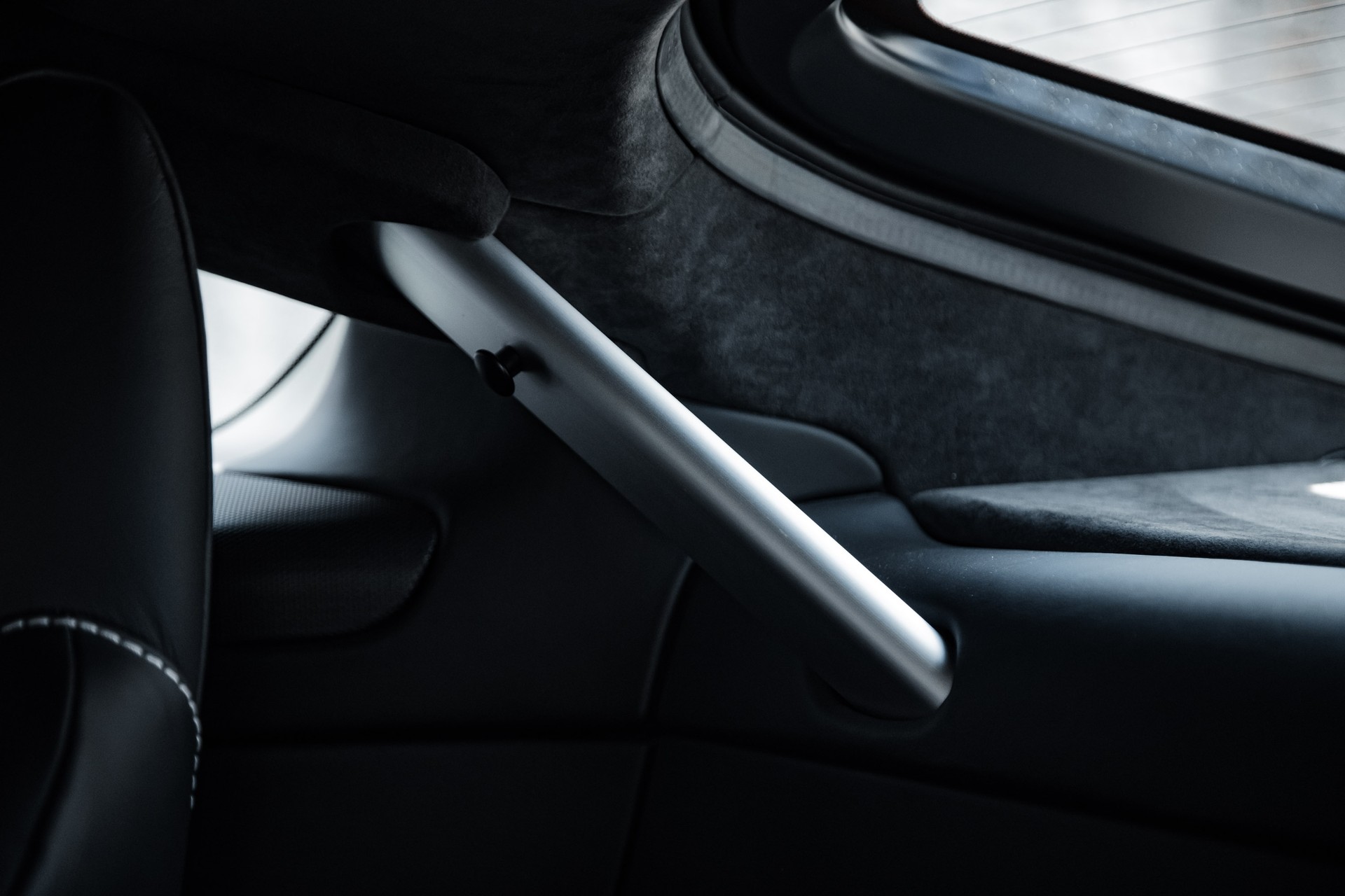 ASTON MARTIN V12 Vantage 5.9-image-17