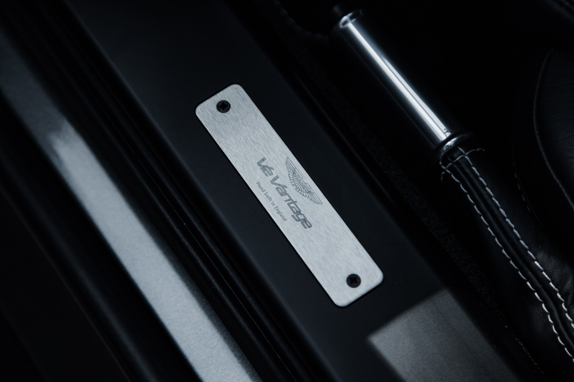 ASTON MARTIN V12 Vantage 5.9-image-15