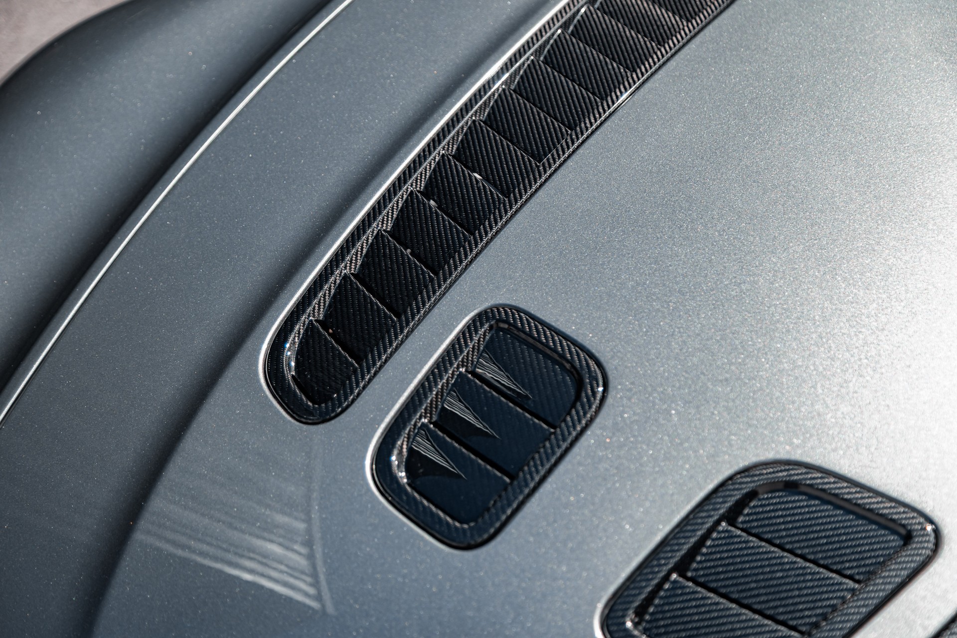 ASTON MARTIN V12 Vantage 5.9-image-6
