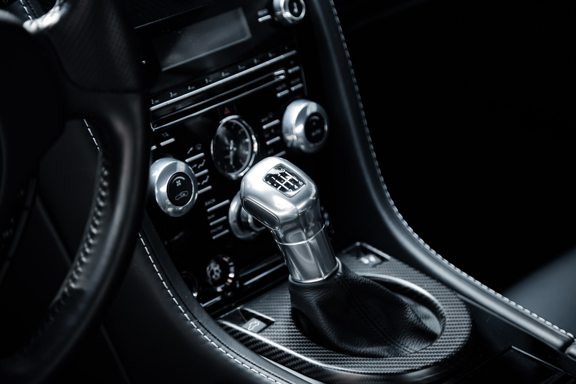 ASTON MARTIN V12 Vantage 5.9-image-14