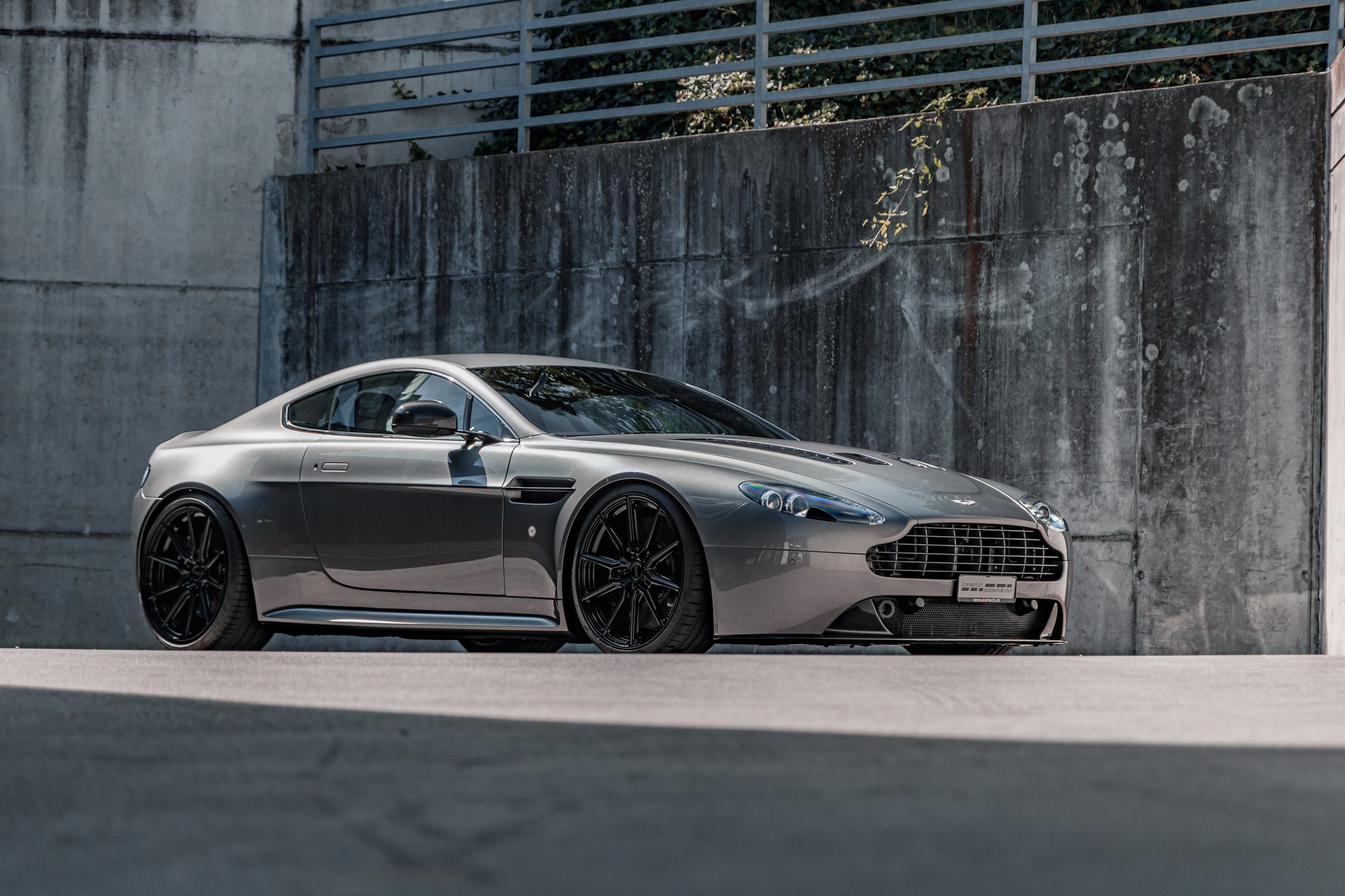 ASTON MARTIN V12 Vantage 5.9-showroom-element-3