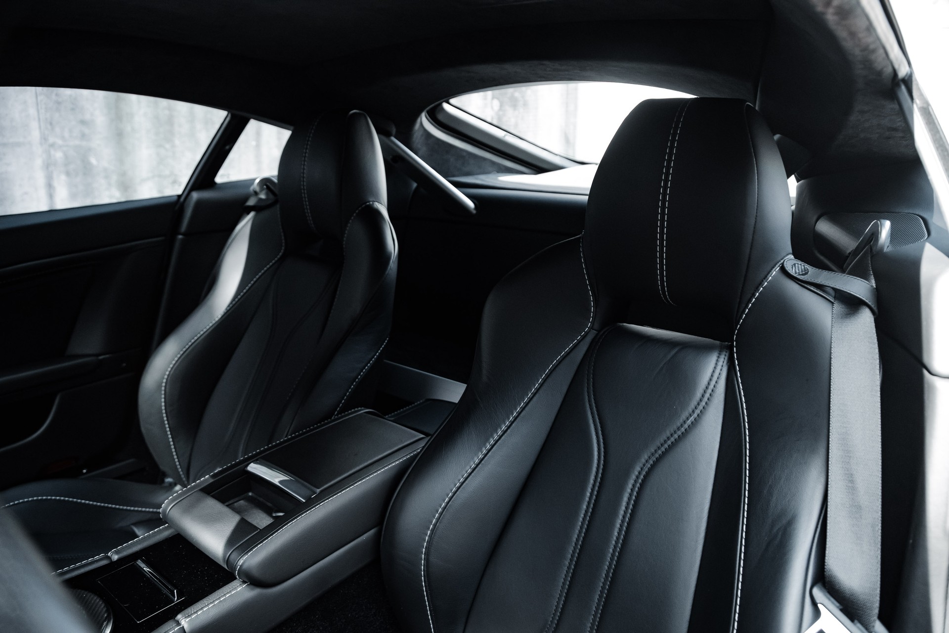 ASTON MARTIN V12 Vantage 5.9-image-19