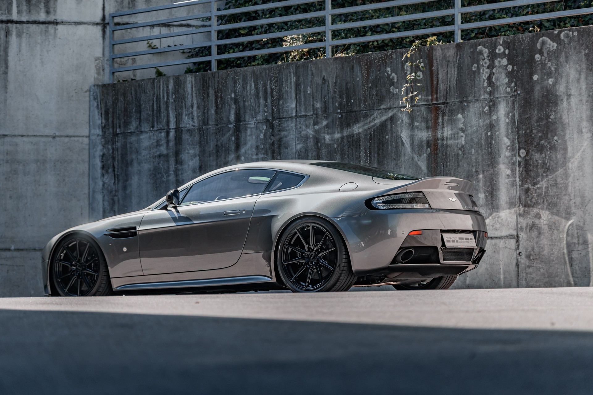 ASTON MARTIN V12 Vantage 5.9-image-24