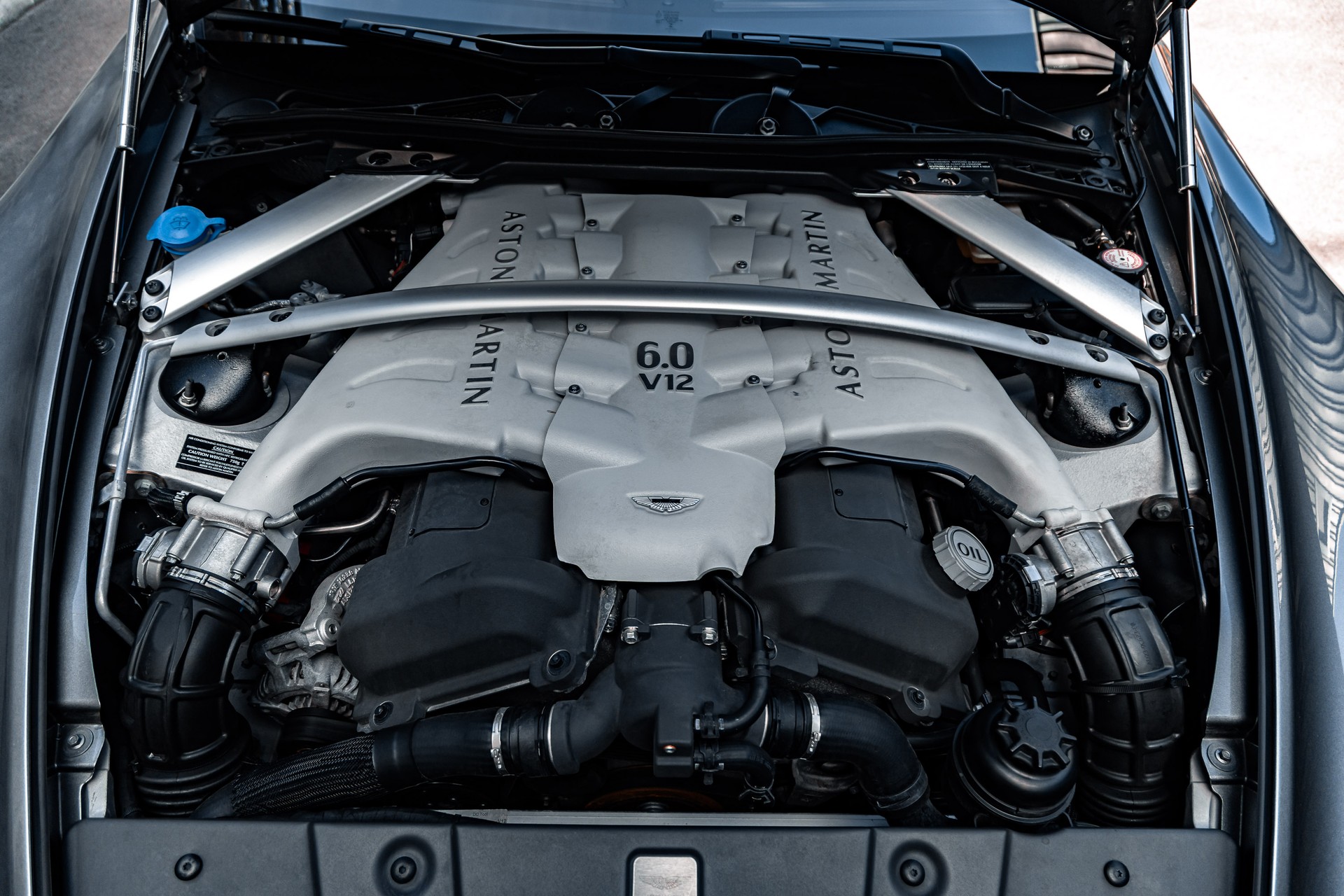 ASTON MARTIN V12 Vantage 5.9-image-11