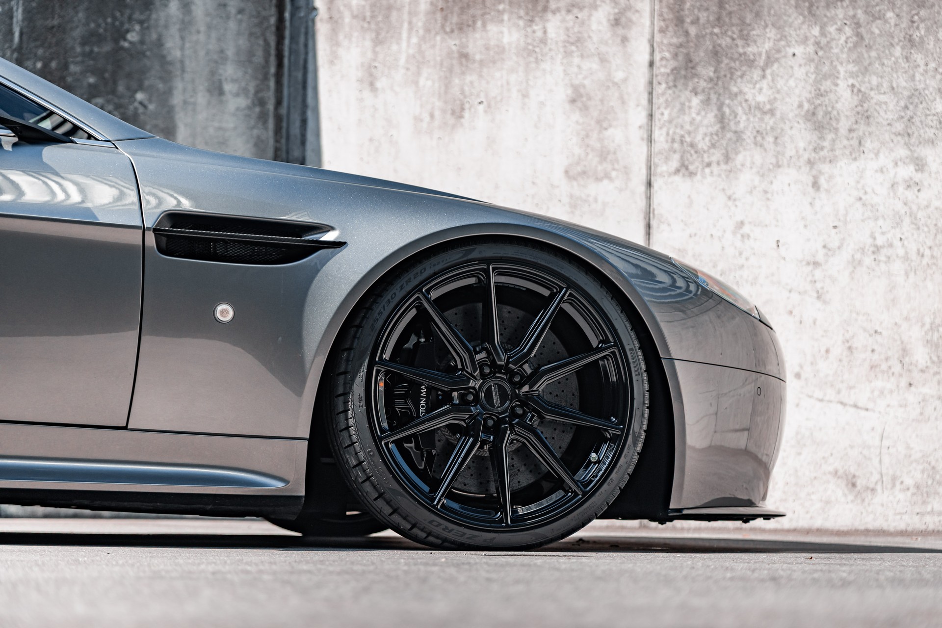 ASTON MARTIN V12 Vantage 5.9-showroom-element-1