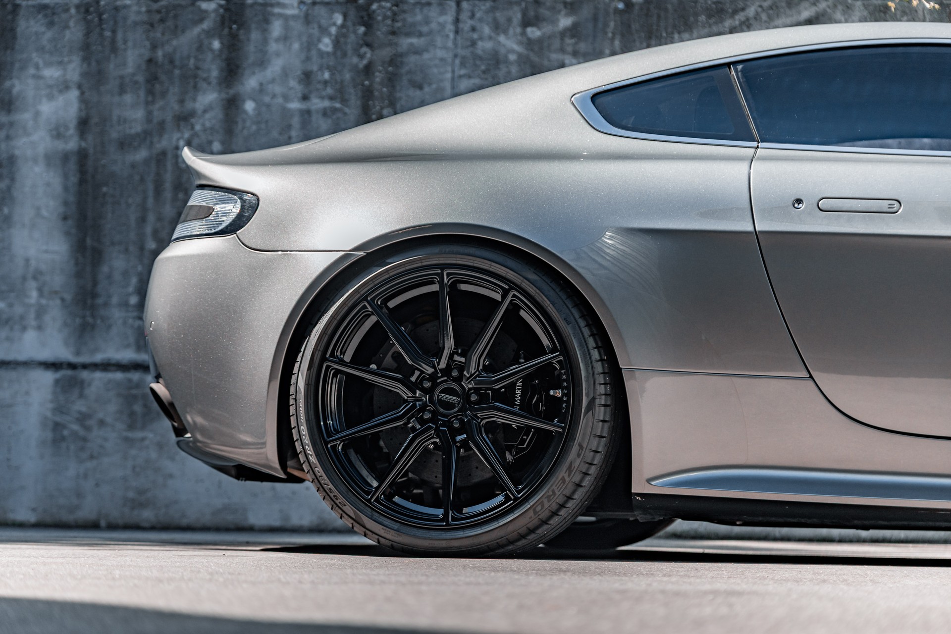 ASTON MARTIN V12 Vantage 5.9-showroom-element-2