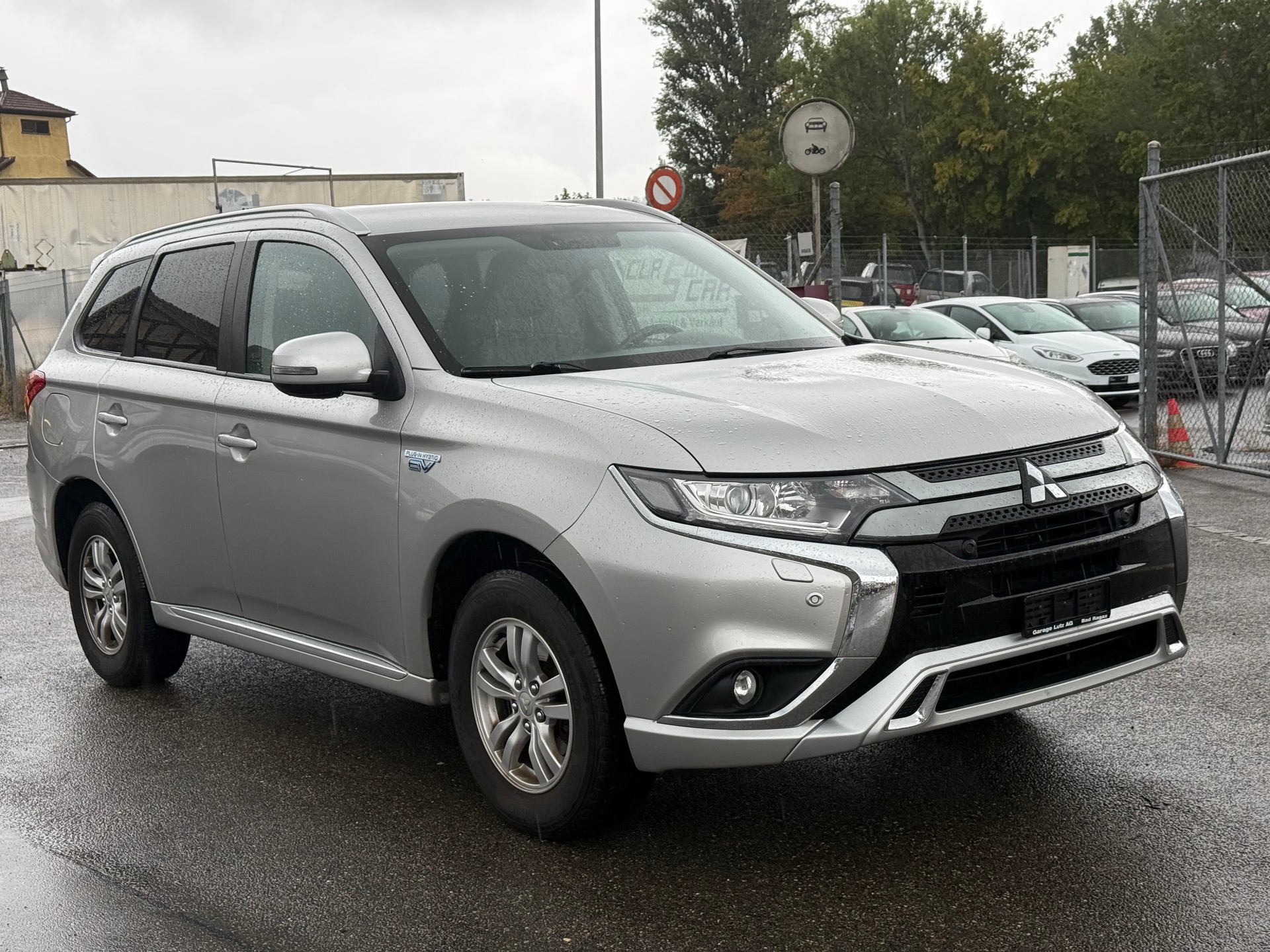 MITSUBISHI Outlander 2.4 PHEV Value 4WD Automatic-image-2