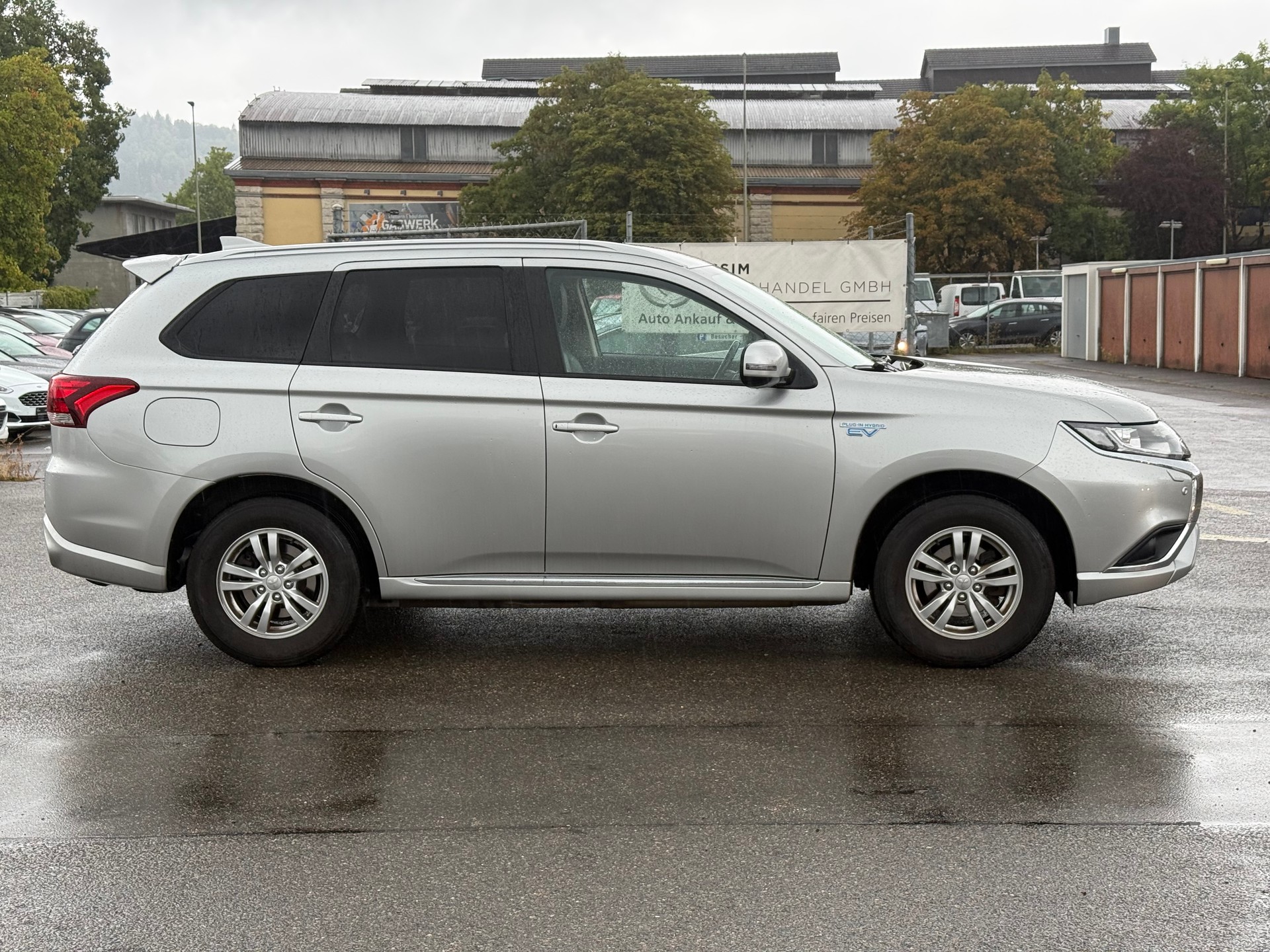MITSUBISHI Outlander 2.4 PHEV Value 4WD Automatic-image-3