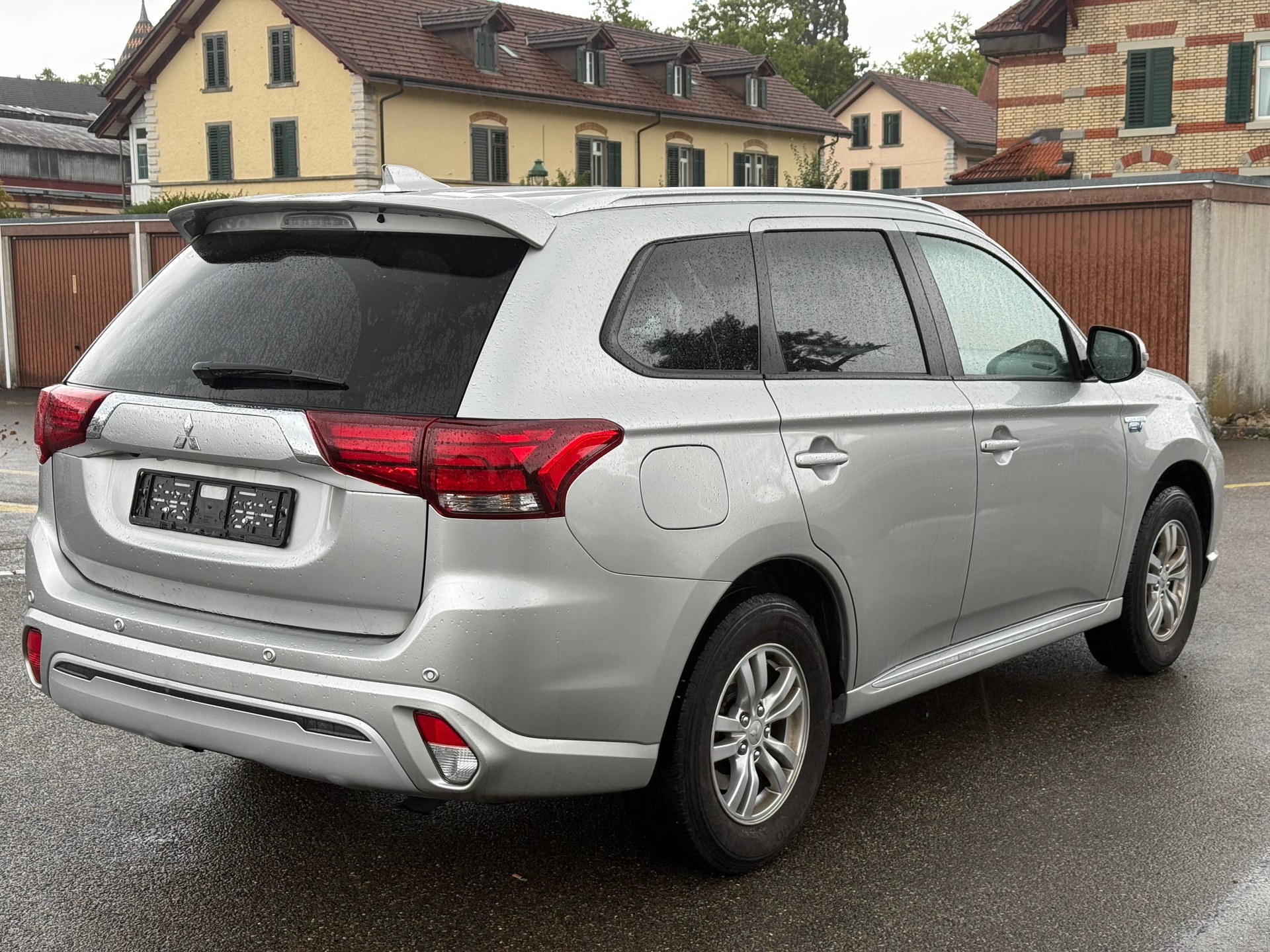 MITSUBISHI Outlander 2.4 PHEV Value 4WD Automatic-image-4