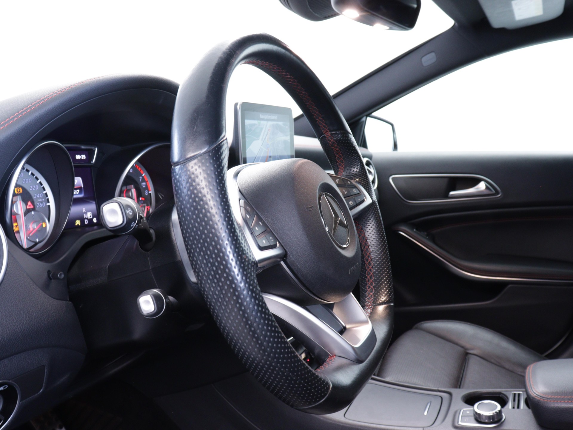 MERCEDES-BENZ GLA 250 AMG Line 4m-image-6