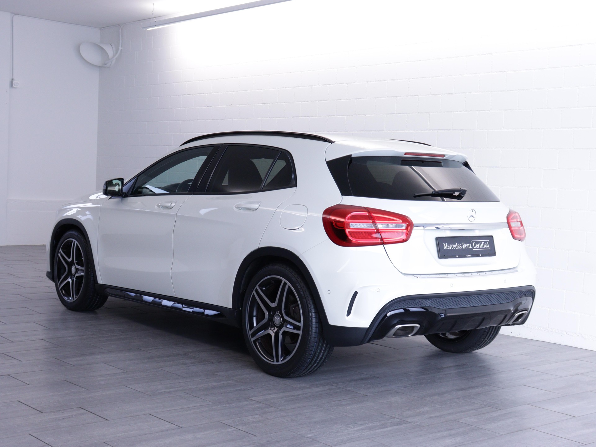MERCEDES-BENZ GLA 250 AMG Line 4m-image-3