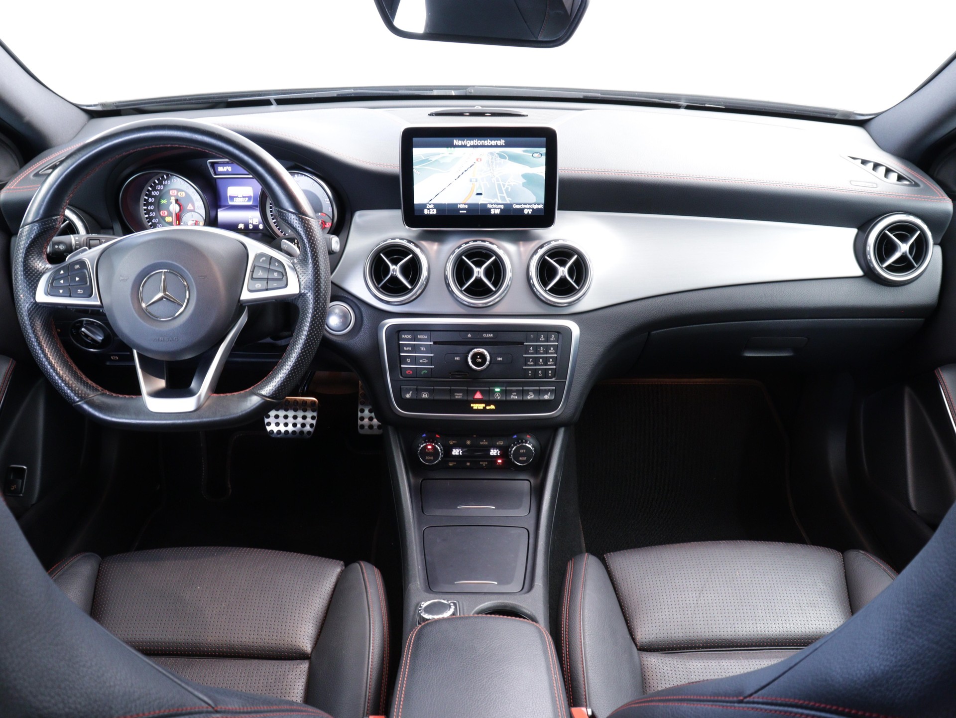 MERCEDES-BENZ GLA 250 AMG Line 4m-image-4
