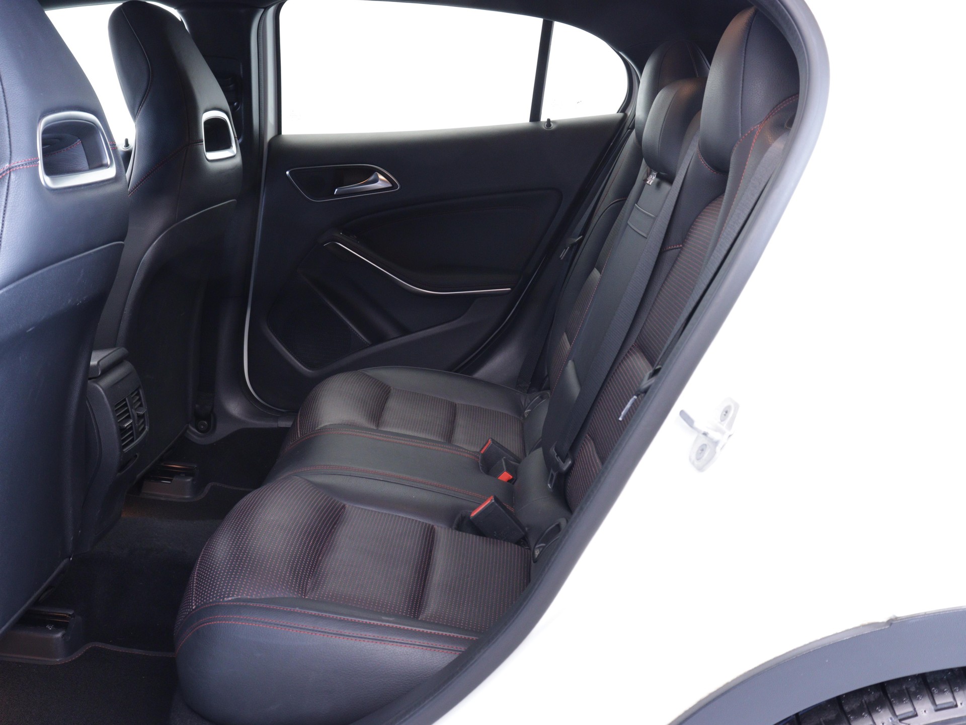 MERCEDES-BENZ GLA 250 AMG Line 4m-image-10