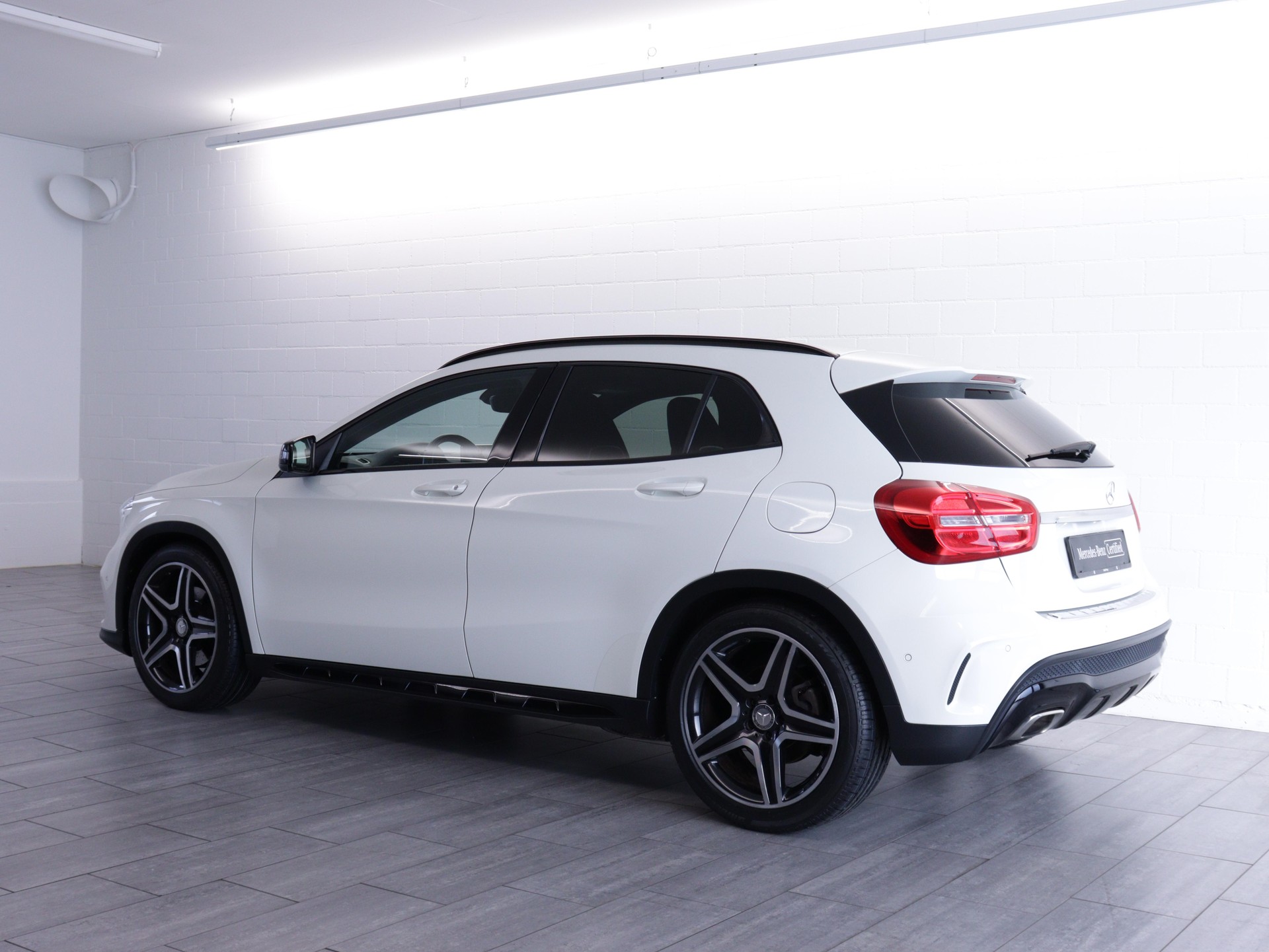 MERCEDES-BENZ GLA 250 AMG Line 4m-image-2