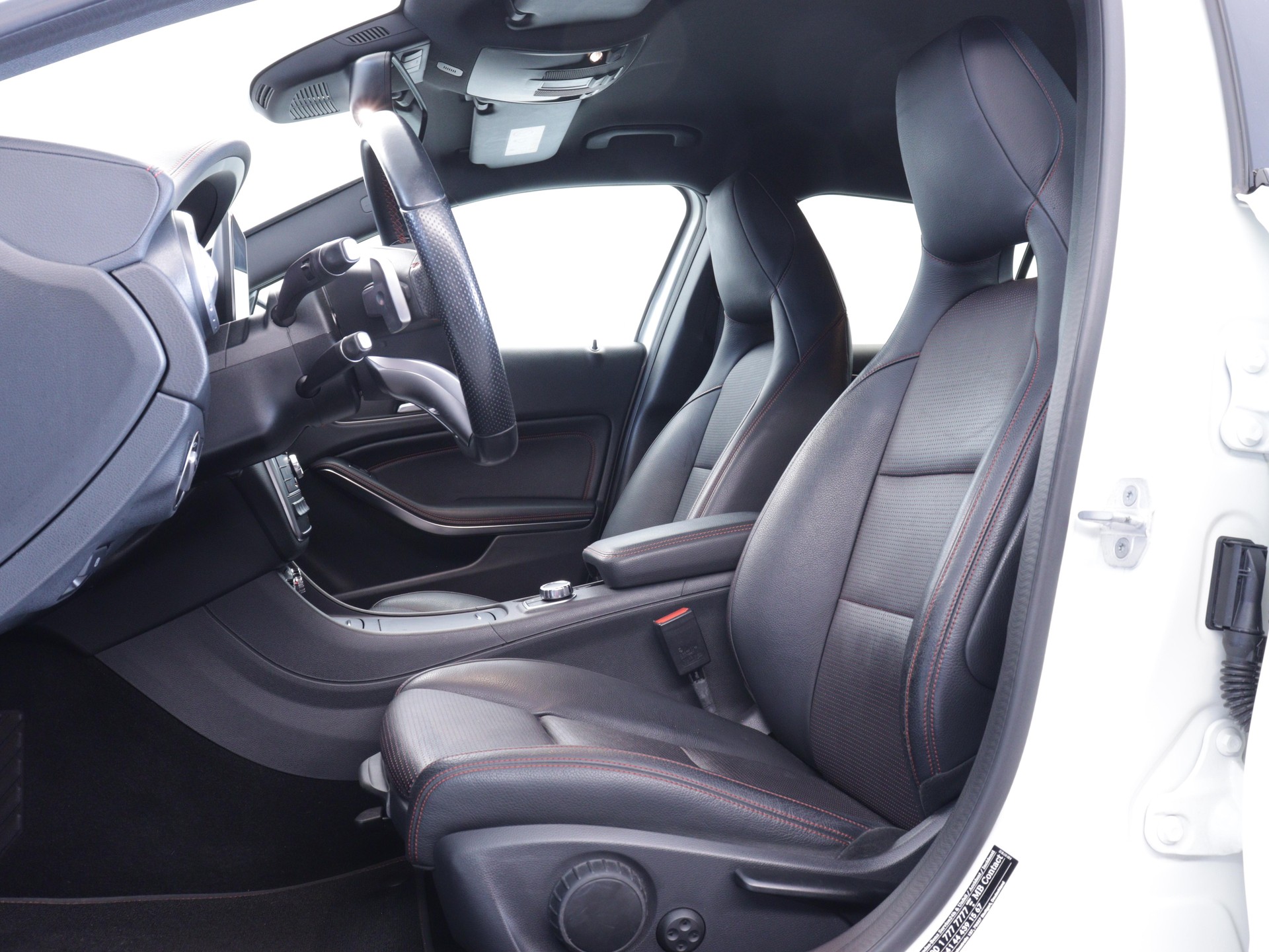 MERCEDES-BENZ GLA 250 AMG Line 4m-image-7