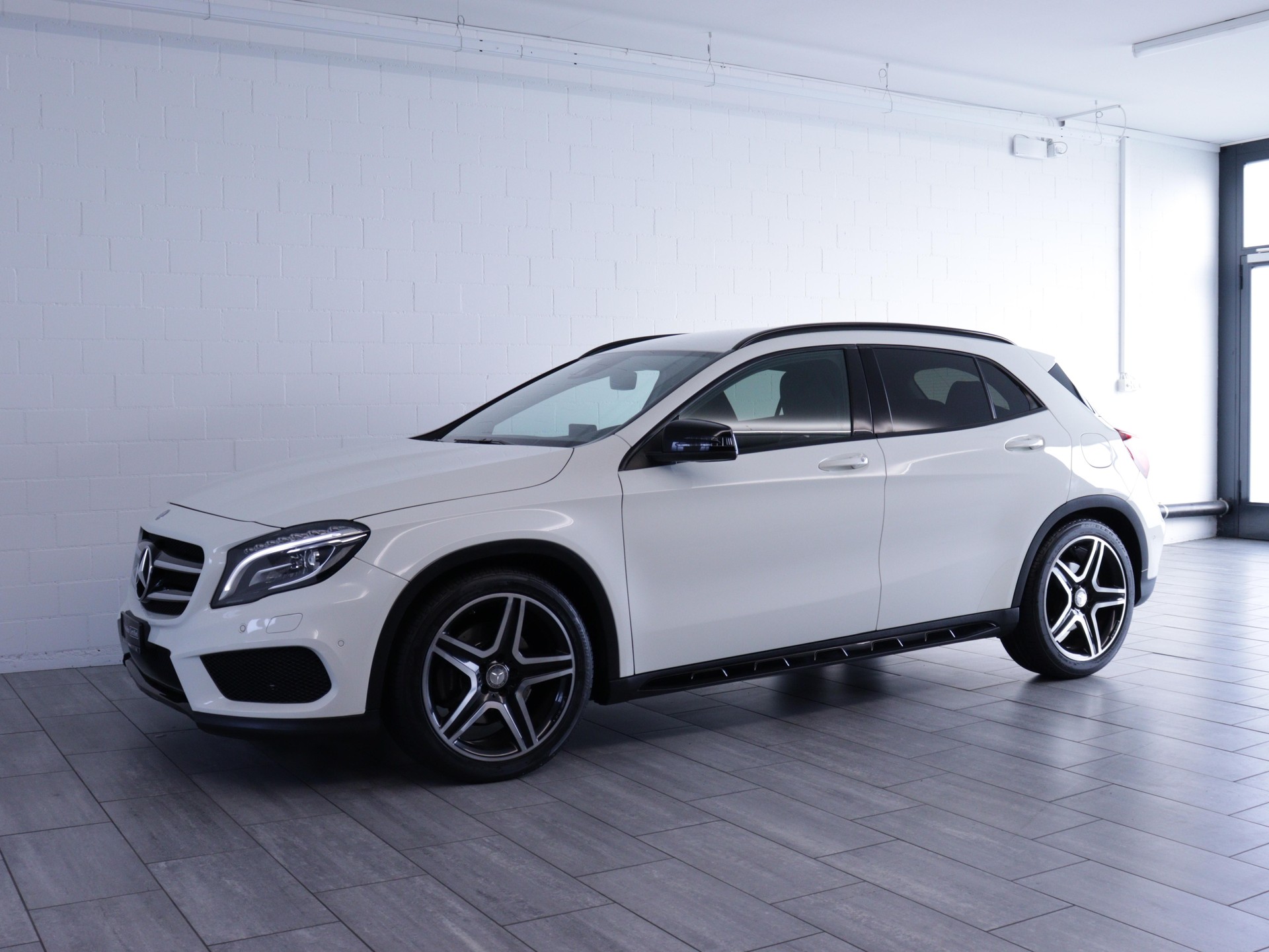 MERCEDES-BENZ GLA 250 AMG Line 4m-image-1