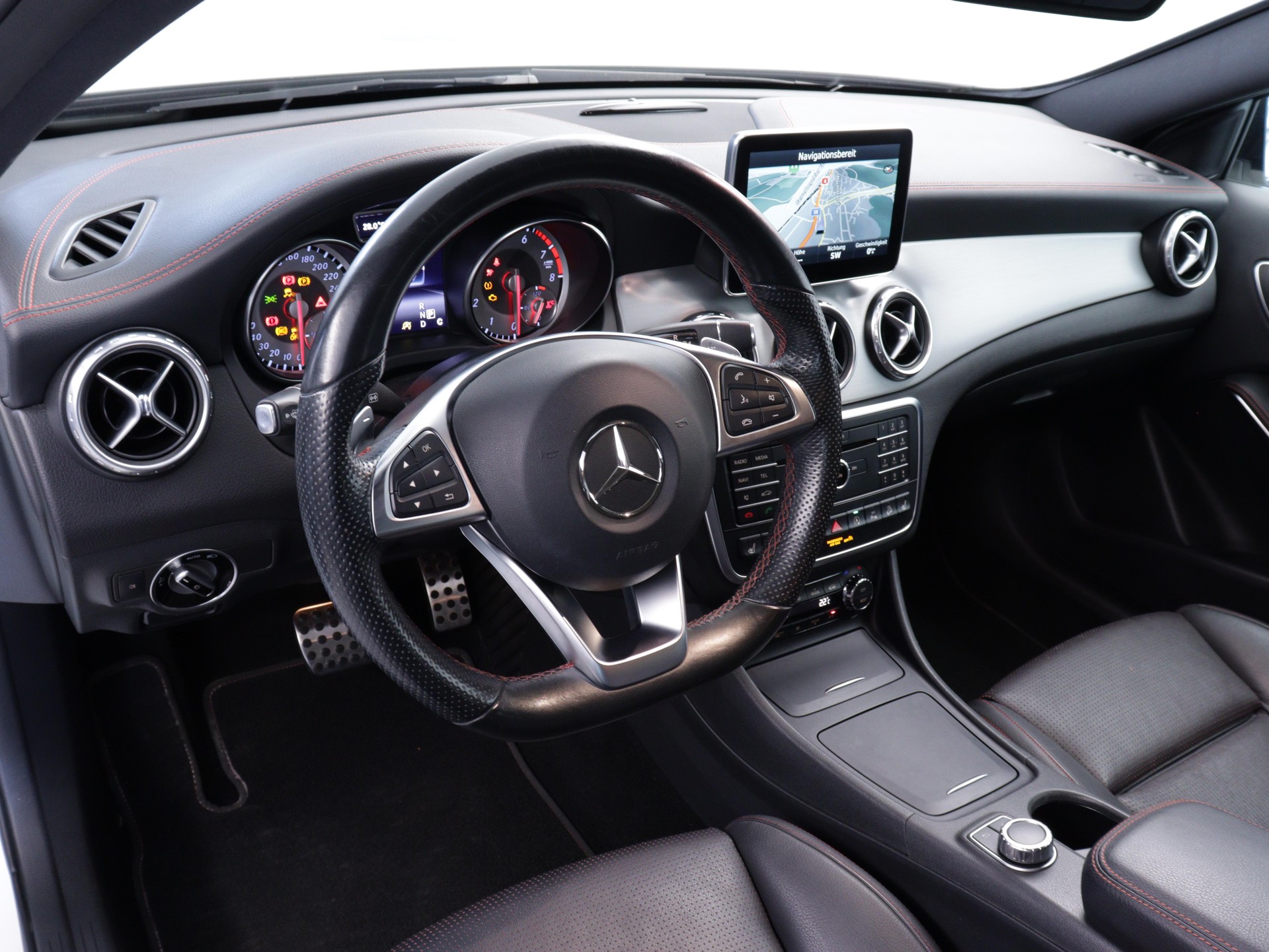 MERCEDES-BENZ GLA 250 AMG Line 4m-image-5