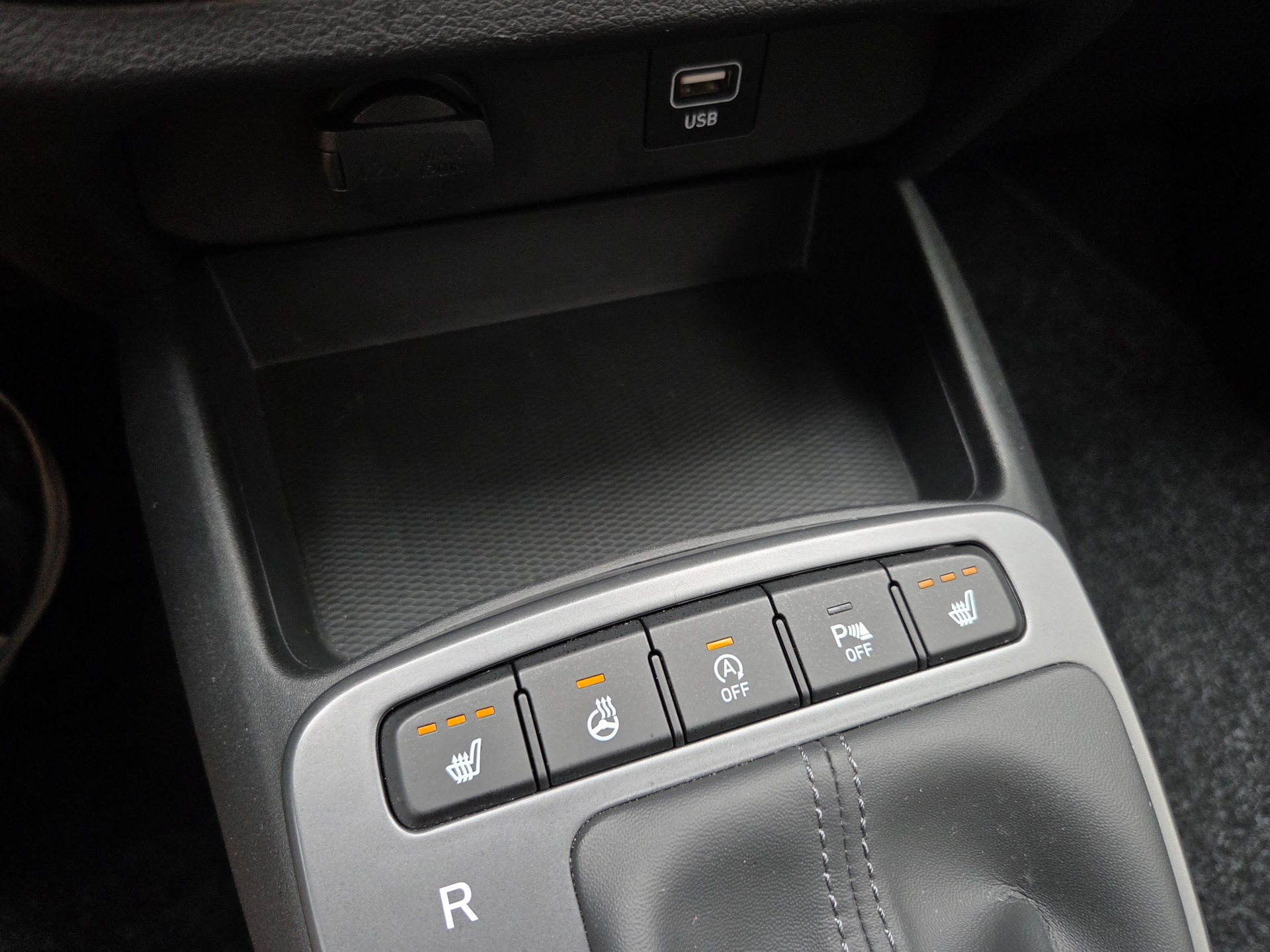 HYUNDAI i10 1.2 Amplia Automat-image-14