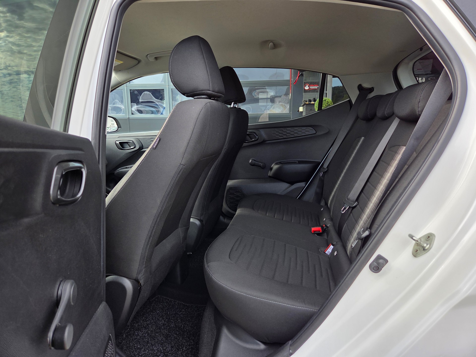 HYUNDAI i10 1.2 Amplia Automat-image-12