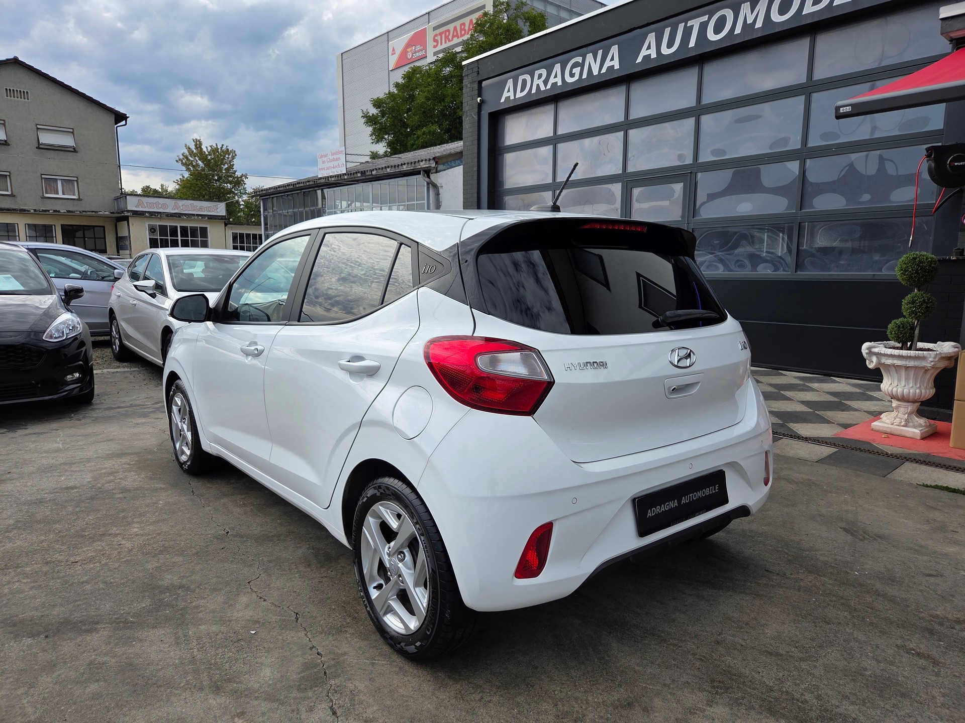 HYUNDAI i10 1.2 Amplia Automat-image-3