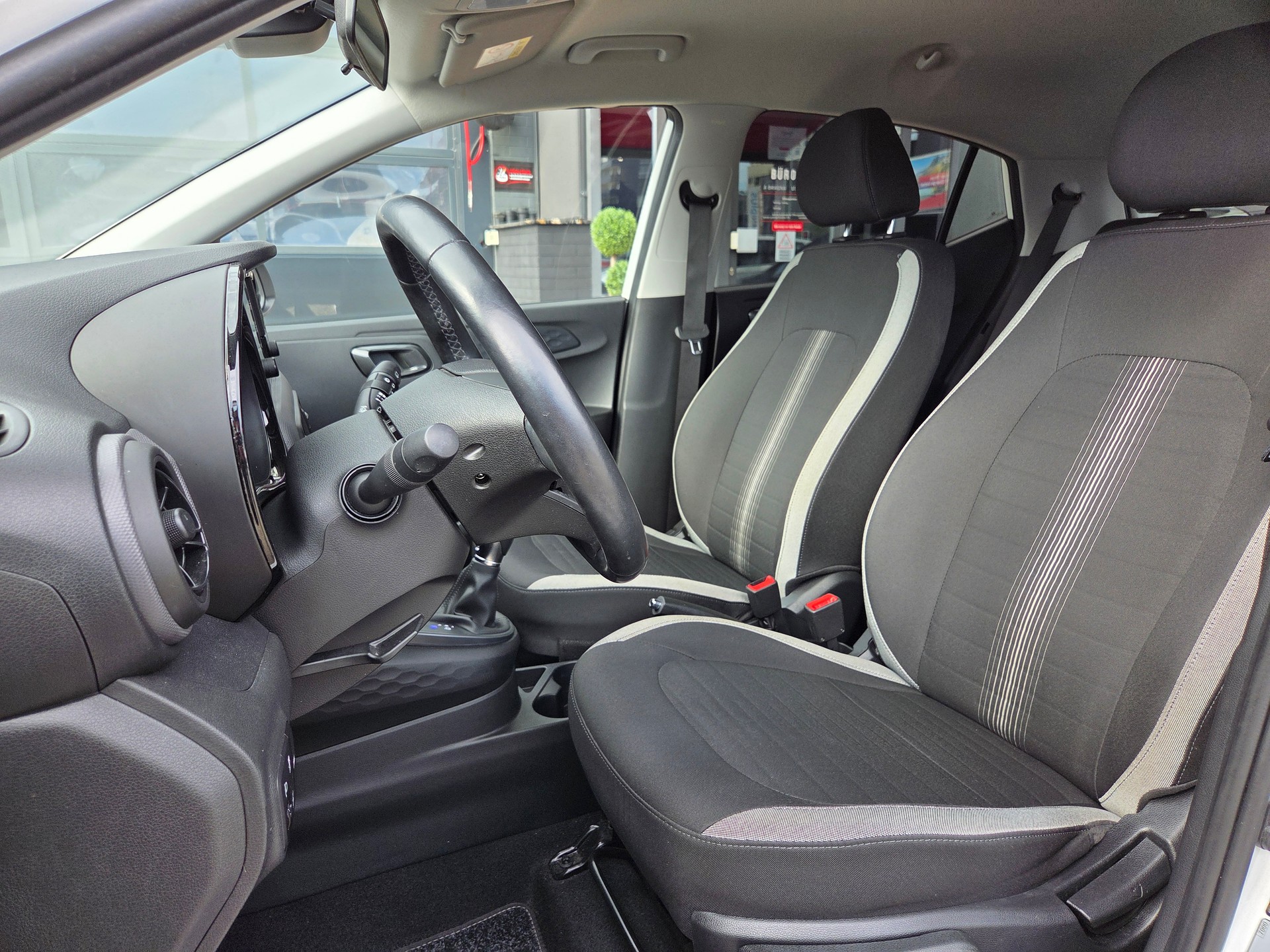 HYUNDAI i10 1.2 Amplia Automat-image-11
