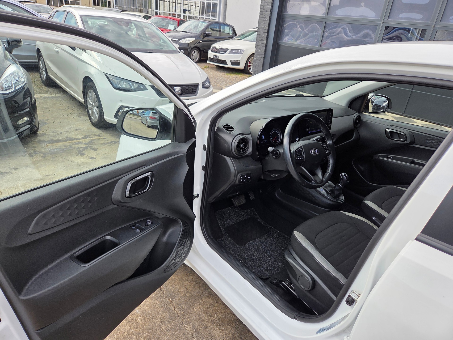 HYUNDAI i10 1.2 Amplia Automat-image-9