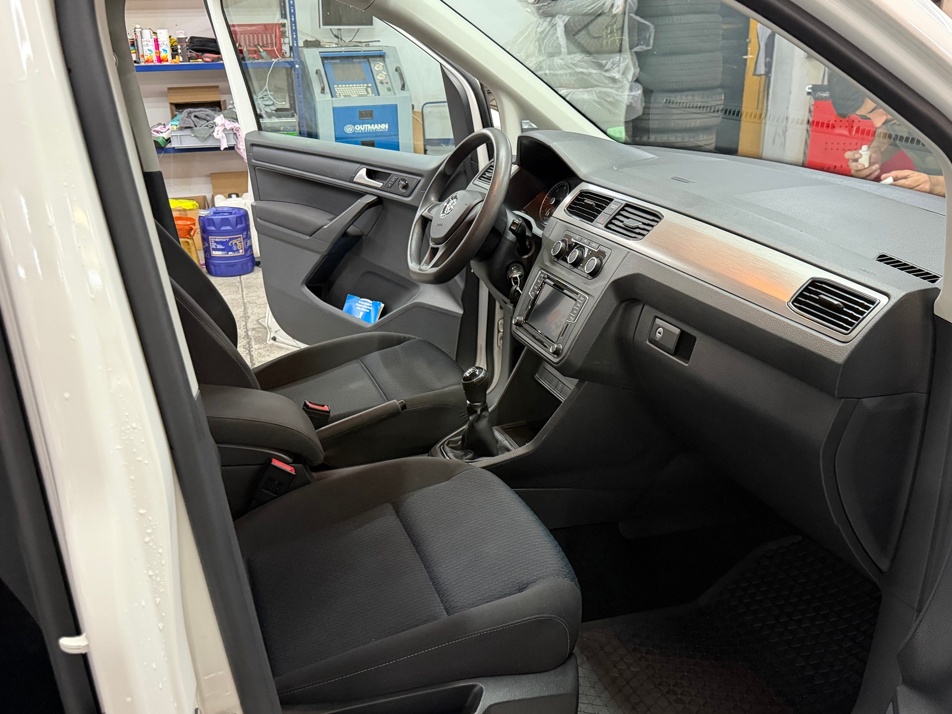 VW Caddy Maxi 2.0 TDI Family 4Motion-image-2