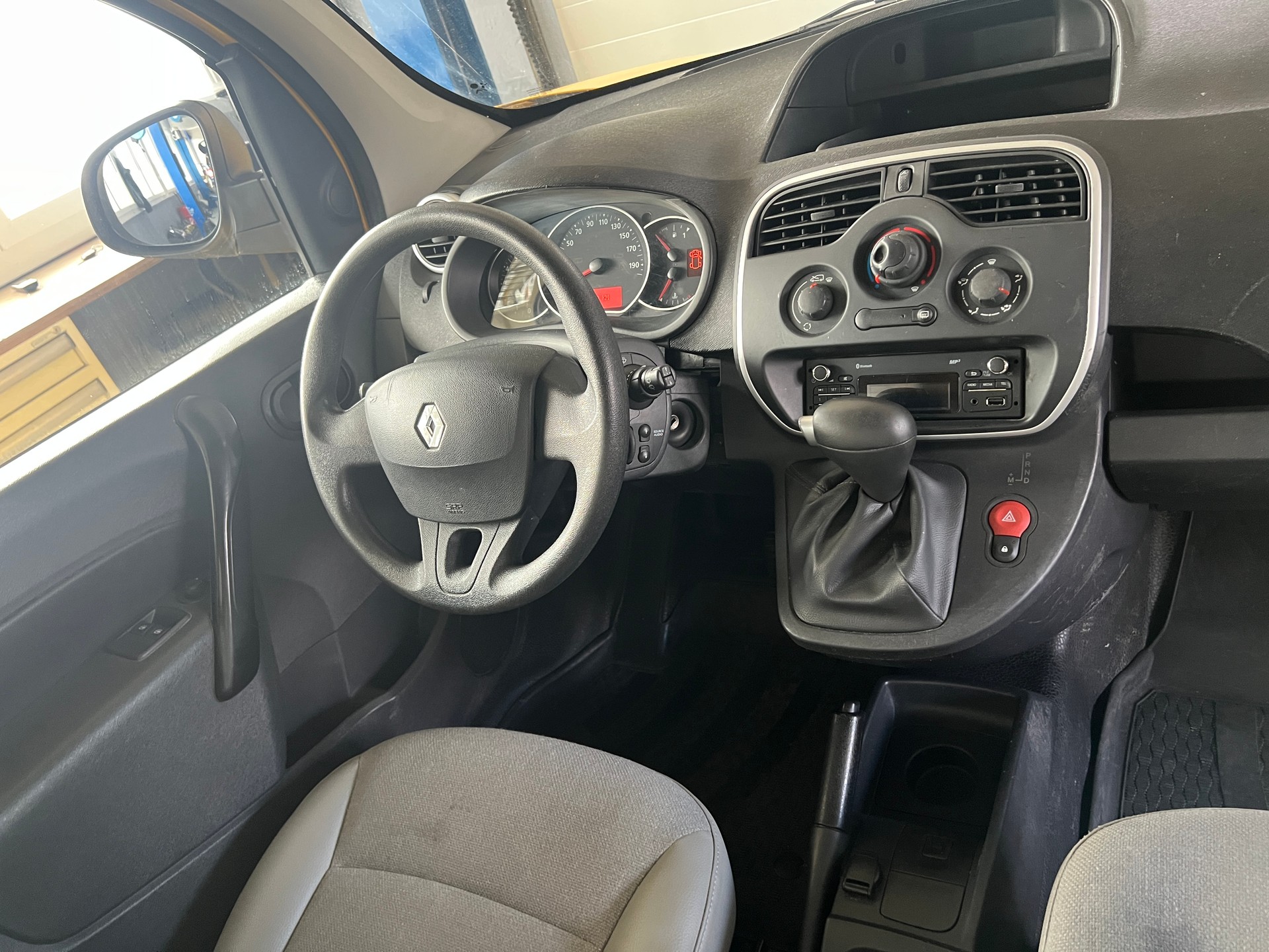 RENAULT Kangoo Medium TCe 115 Business A-image-11