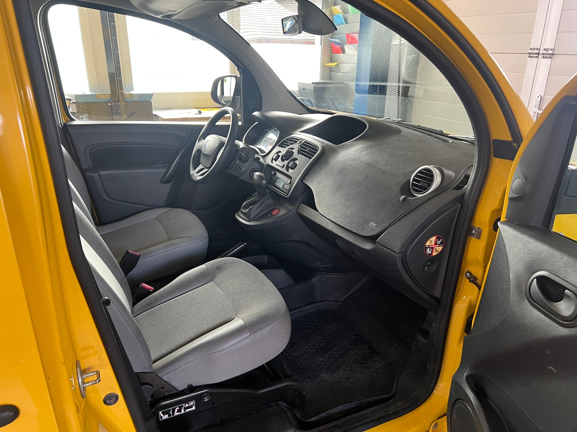 RENAULT Kangoo Medium TCe 115 Business A-image-9