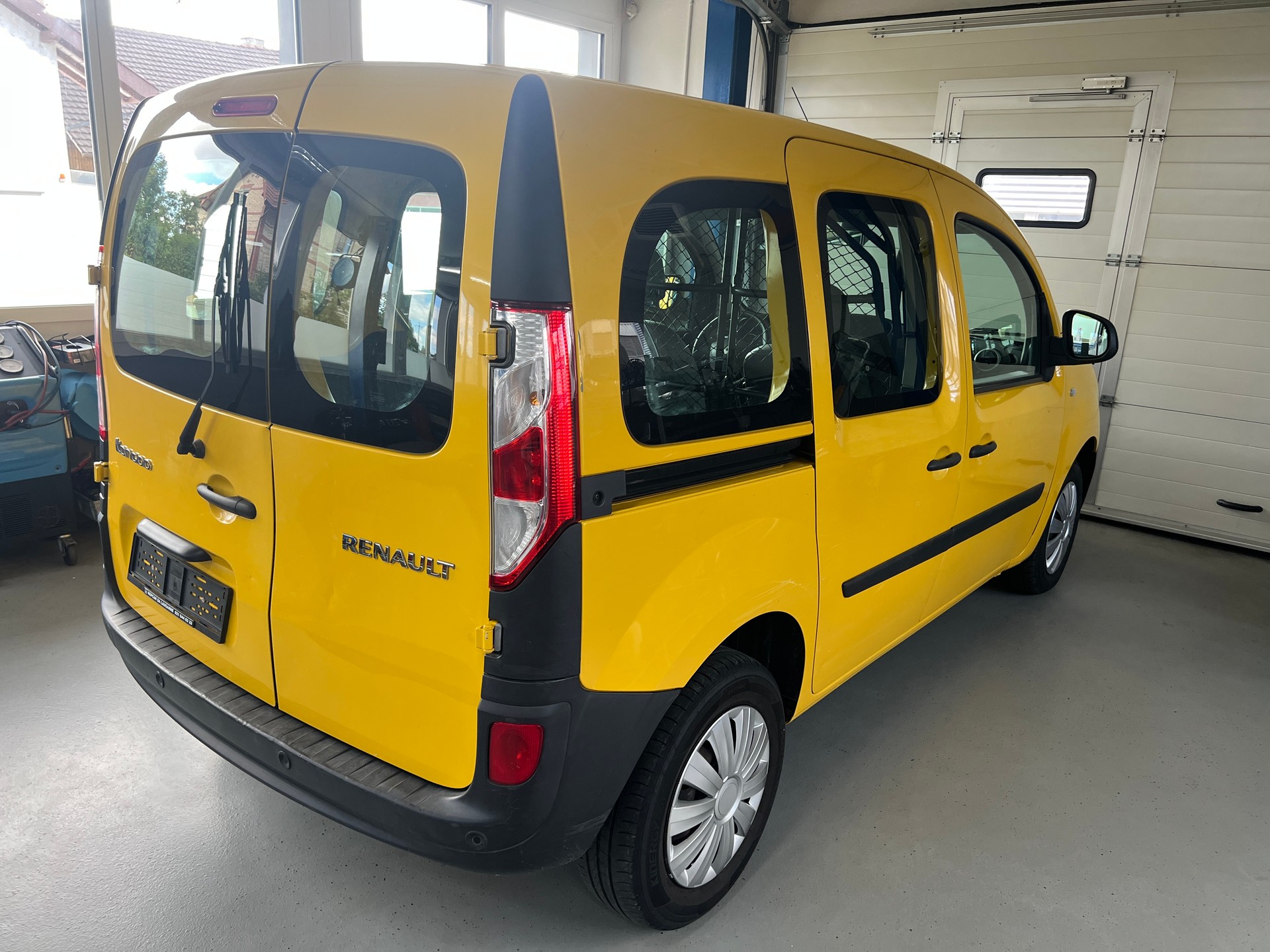 RENAULT Kangoo Medium TCe 115 Business A-image-2