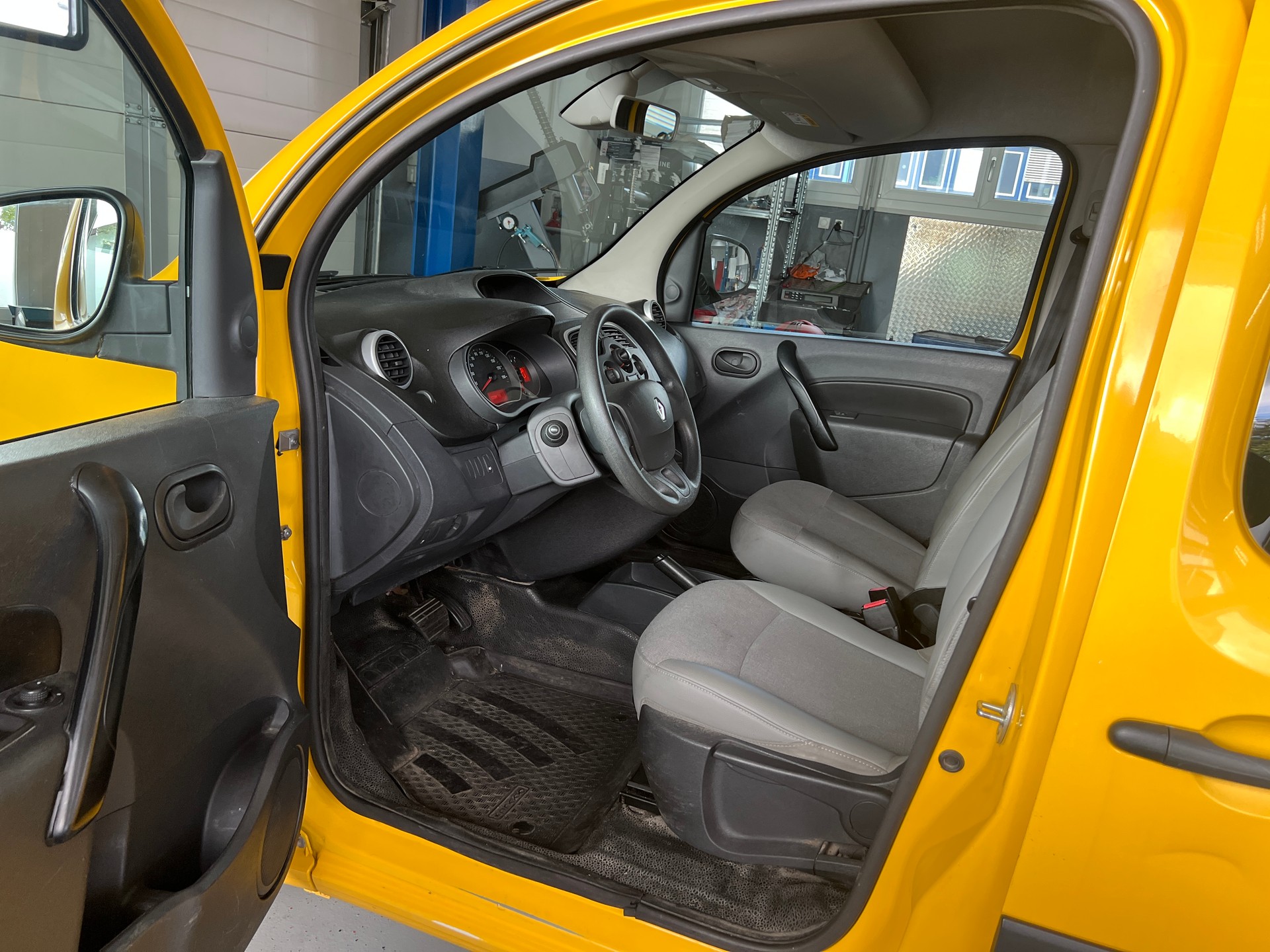 RENAULT Kangoo Medium TCe 115 Business A-image-7