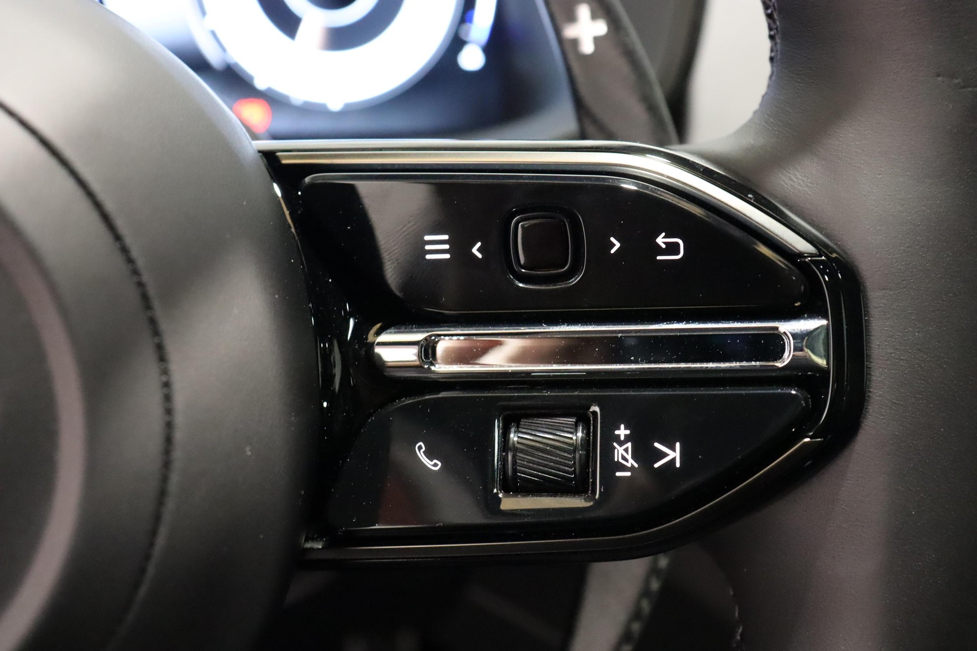 ASTON MARTIN DBX S 4.0 V8 Bi-Turbo-image-17