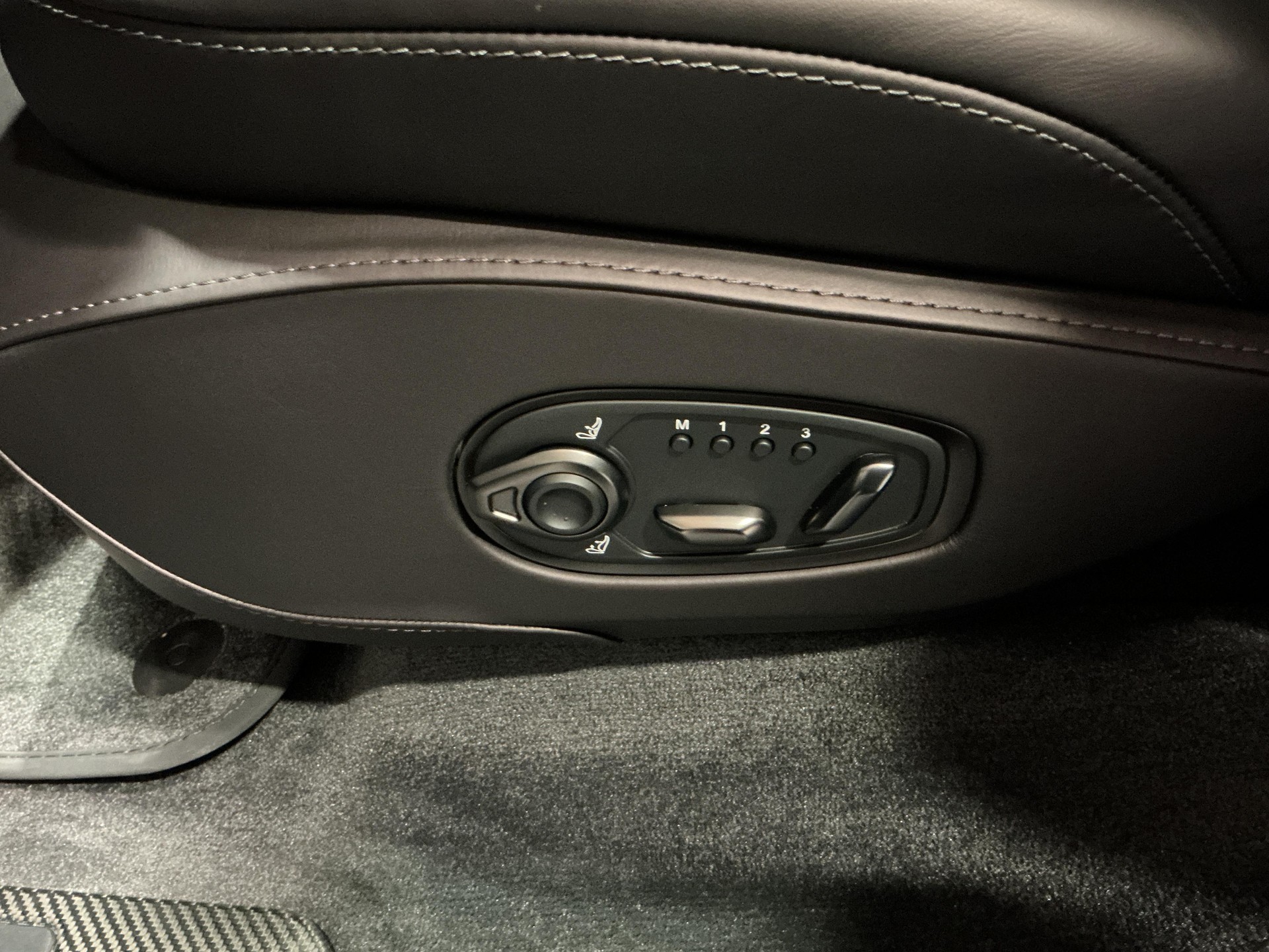 ASTON MARTIN DBX S 4.0 V8 Bi-Turbo-image-23