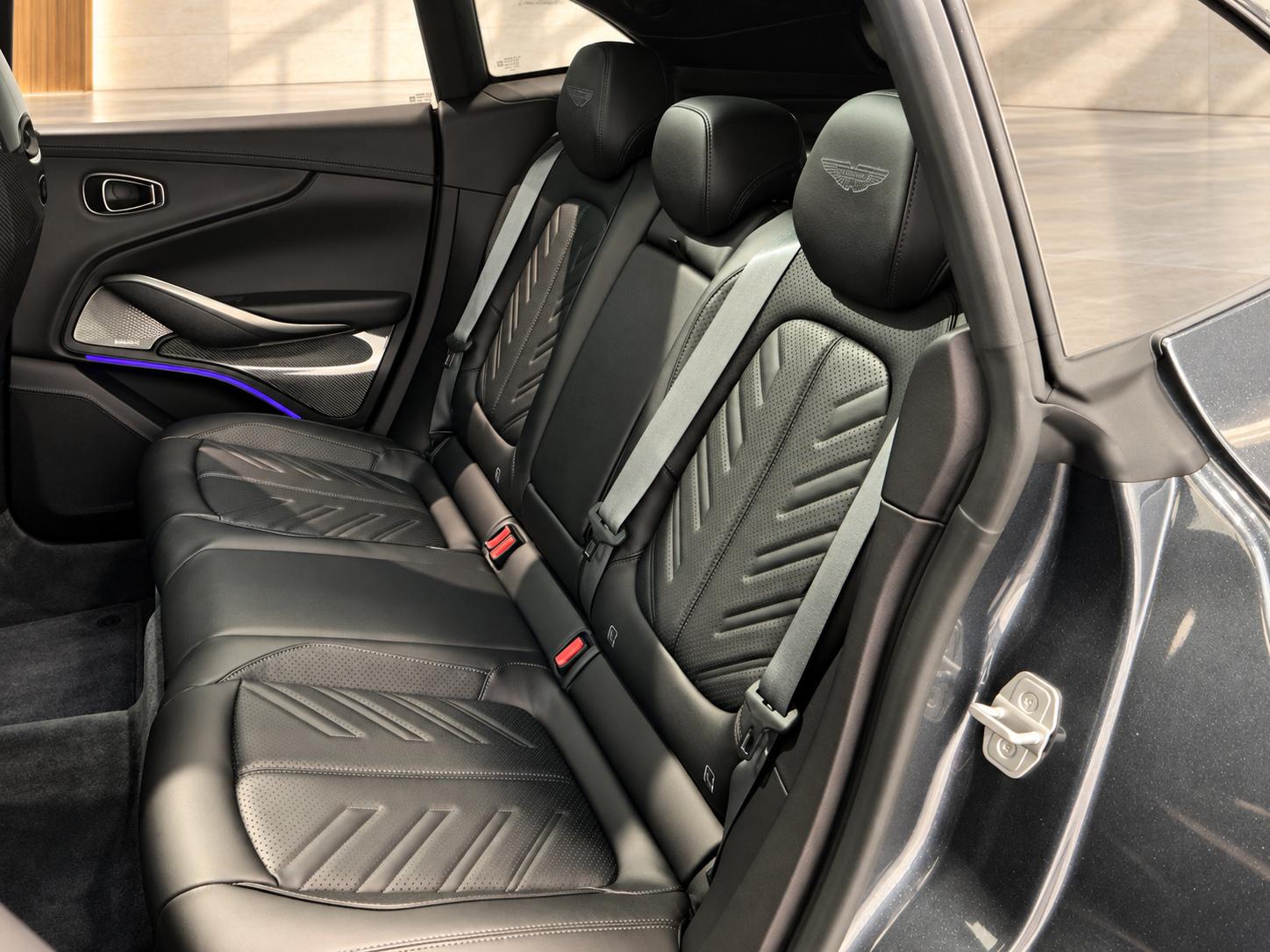 ASTON MARTIN DBX S 4.0 V8 Bi-Turbo-image-13