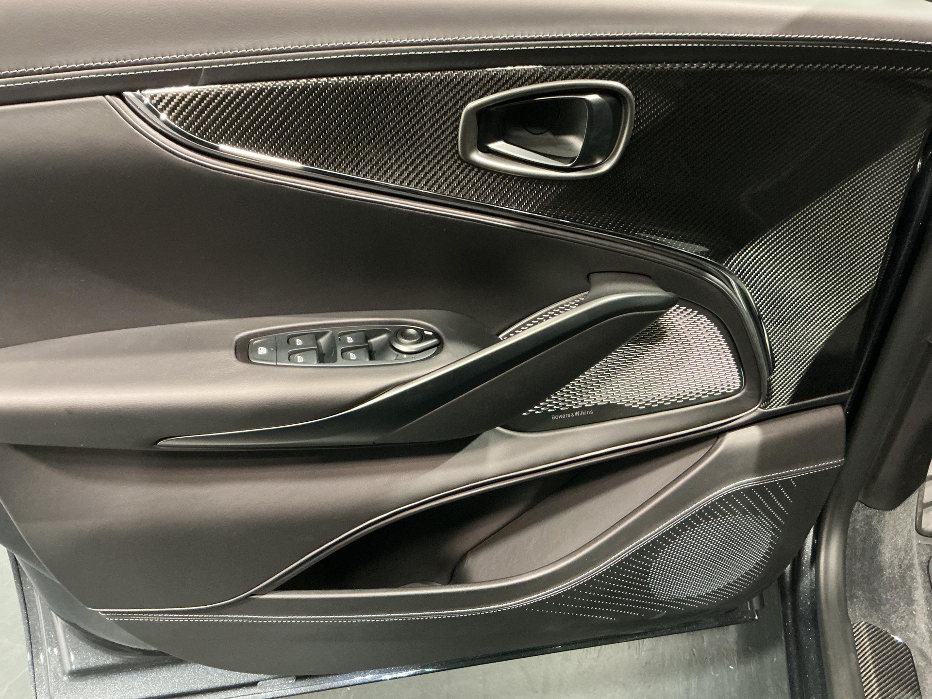 ASTON MARTIN DBX S 4.0 V8 Bi-Turbo-image-12