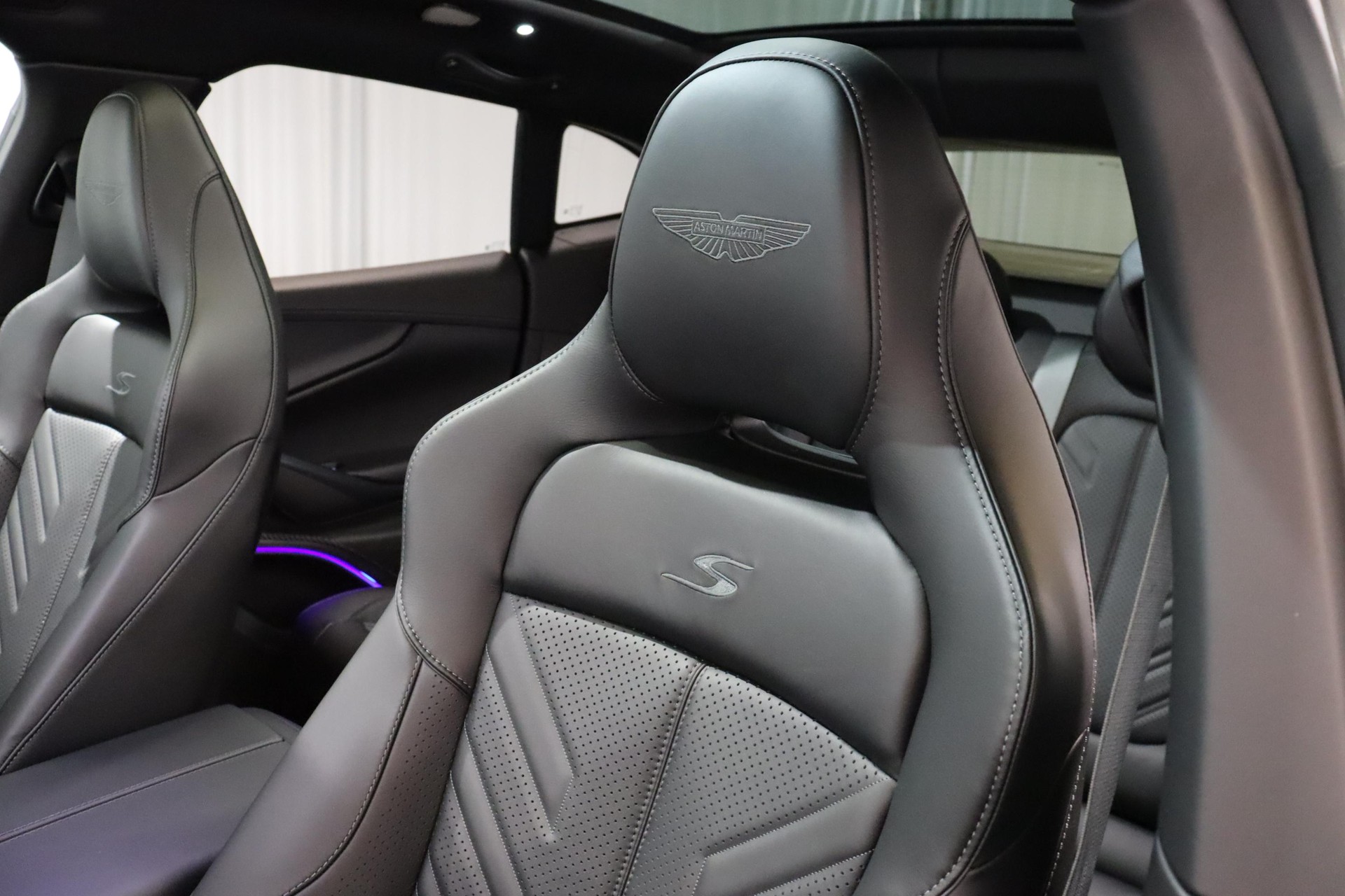 ASTON MARTIN DBX S 4.0 V8 Bi-Turbo-image-10