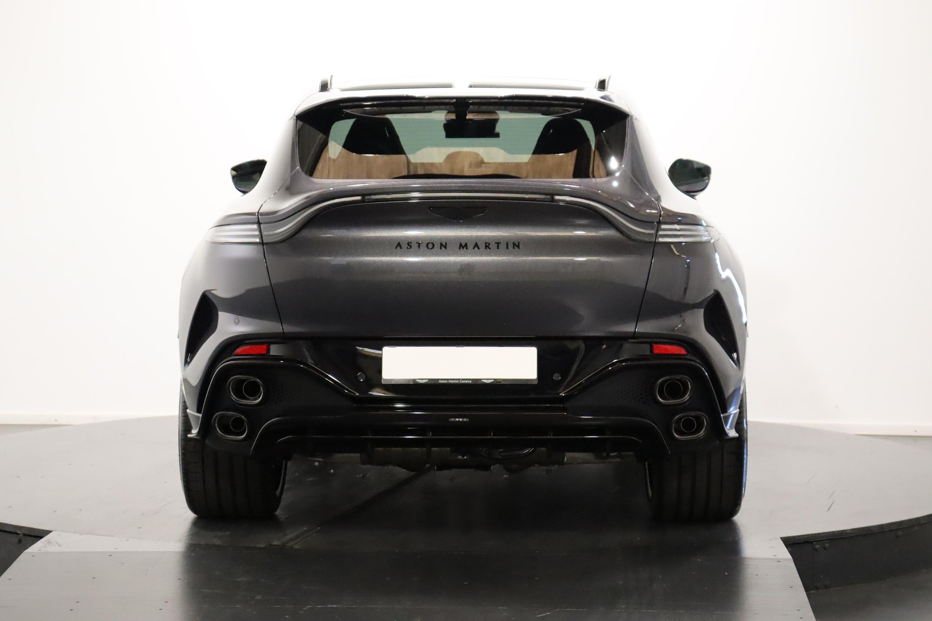 ASTON MARTIN DBX S 4.0 V8 Bi-Turbo-showroom-element-3