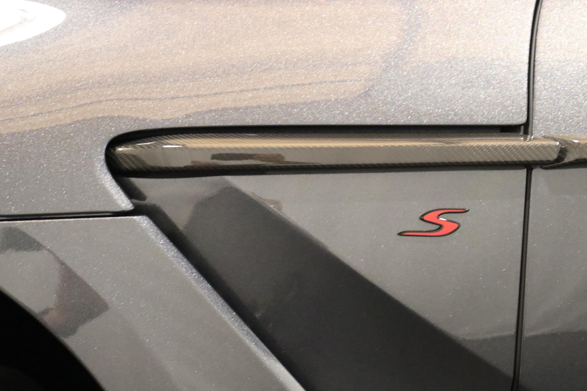 ASTON MARTIN DBX S 4.0 V8 Bi-Turbo-image-24