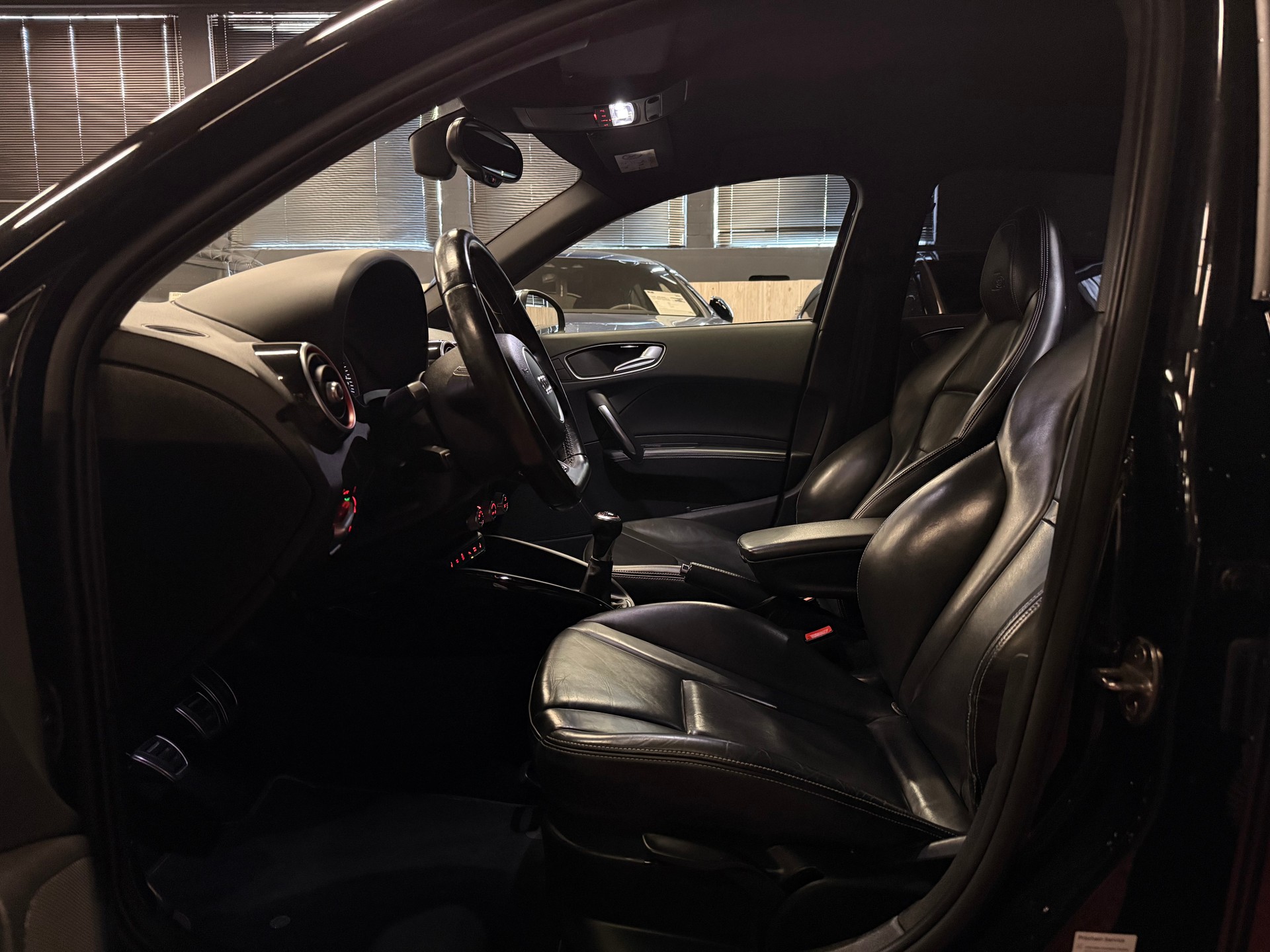 AUDI S1 Sportback 2.0 TFSI Sport quattro-image-10