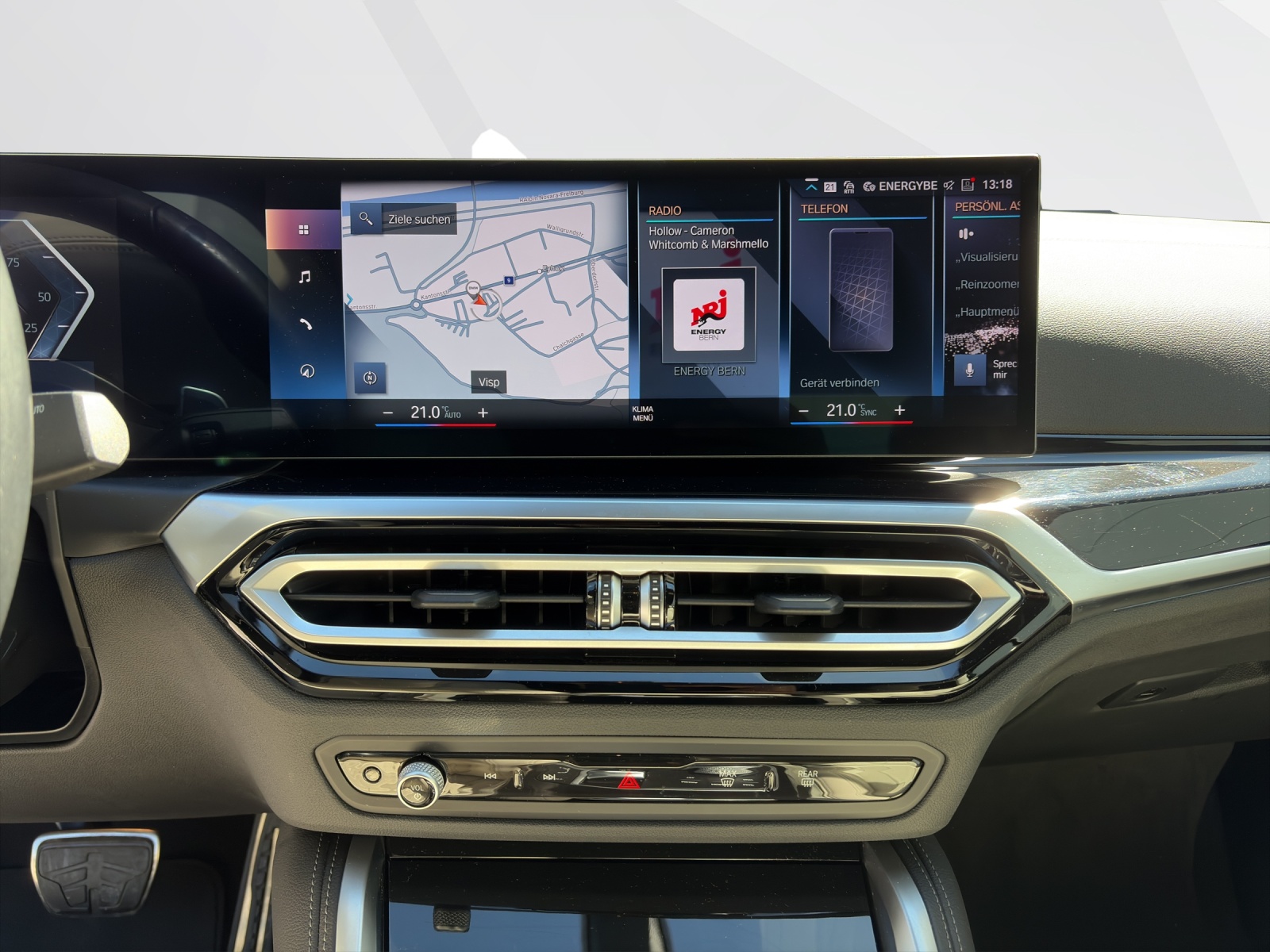 BMW M440i xDrive Cabrio-image-13