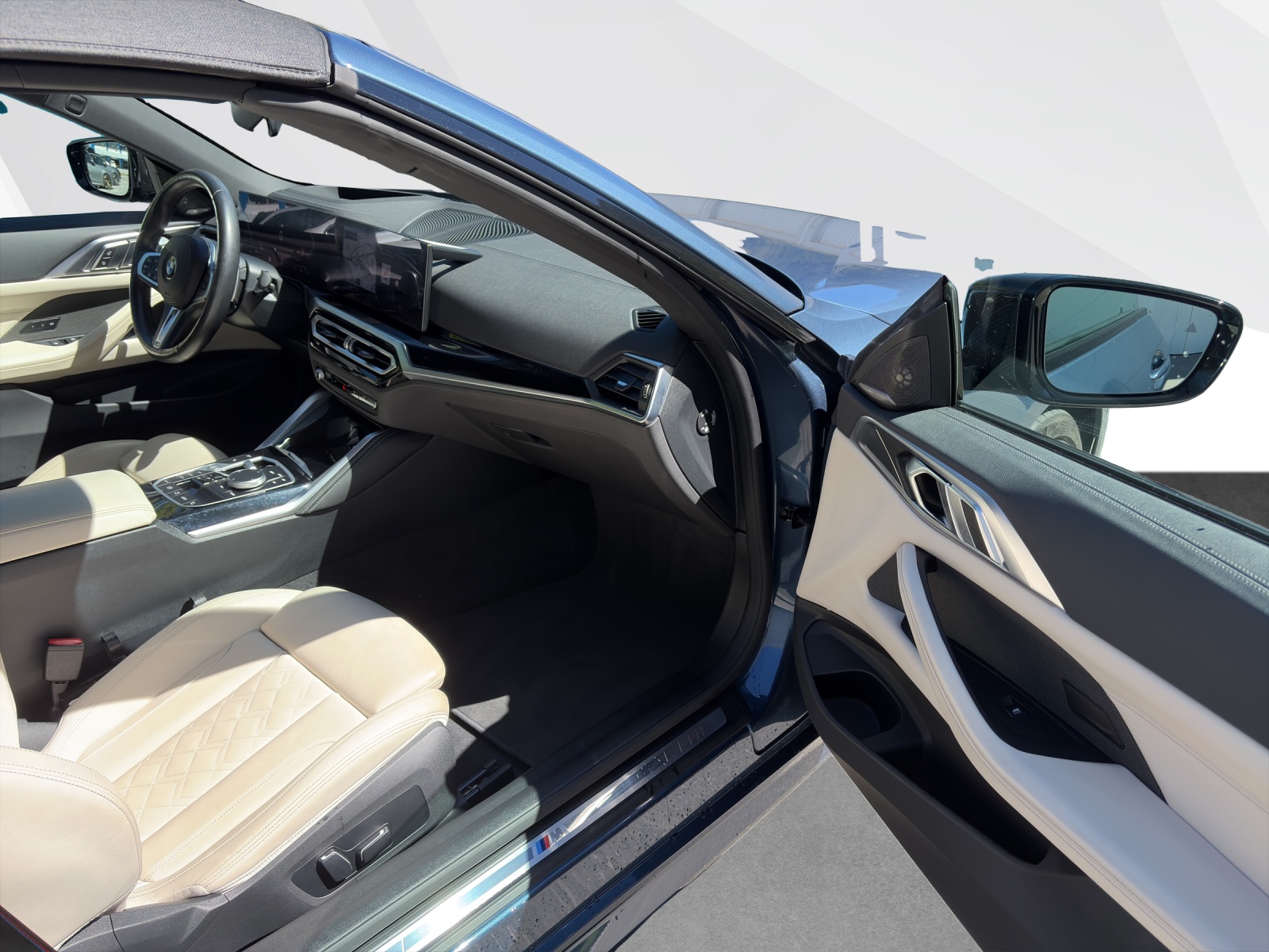 BMW M440i xDrive Cabrio-image-16
