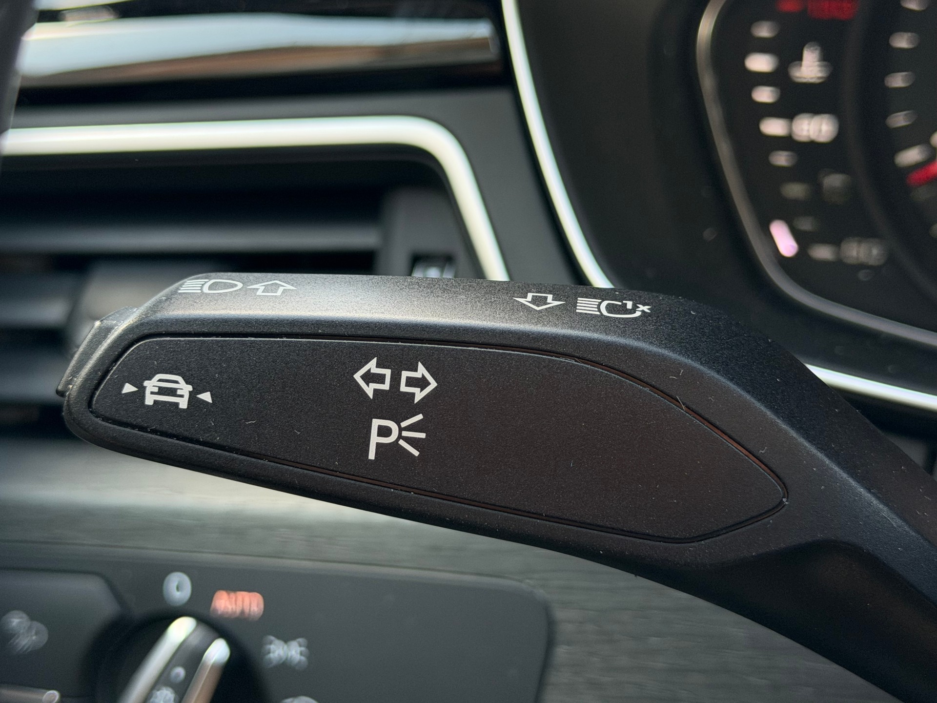 AUDI A4 Limousine 40 TDI advanced quattro S-tronic-image-23