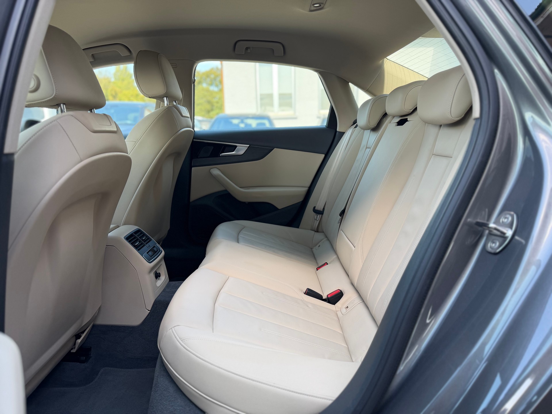 AUDI A4 Limousine 40 TDI advanced quattro S-tronic-image-10