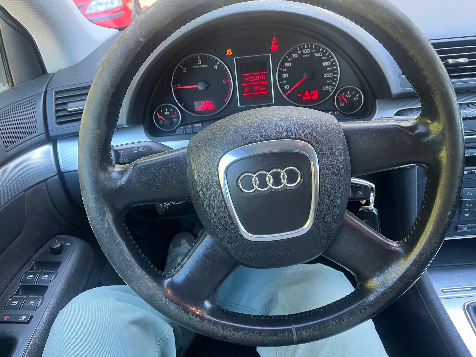 AUDI A4 Avant 2.0 TDI-image-8
