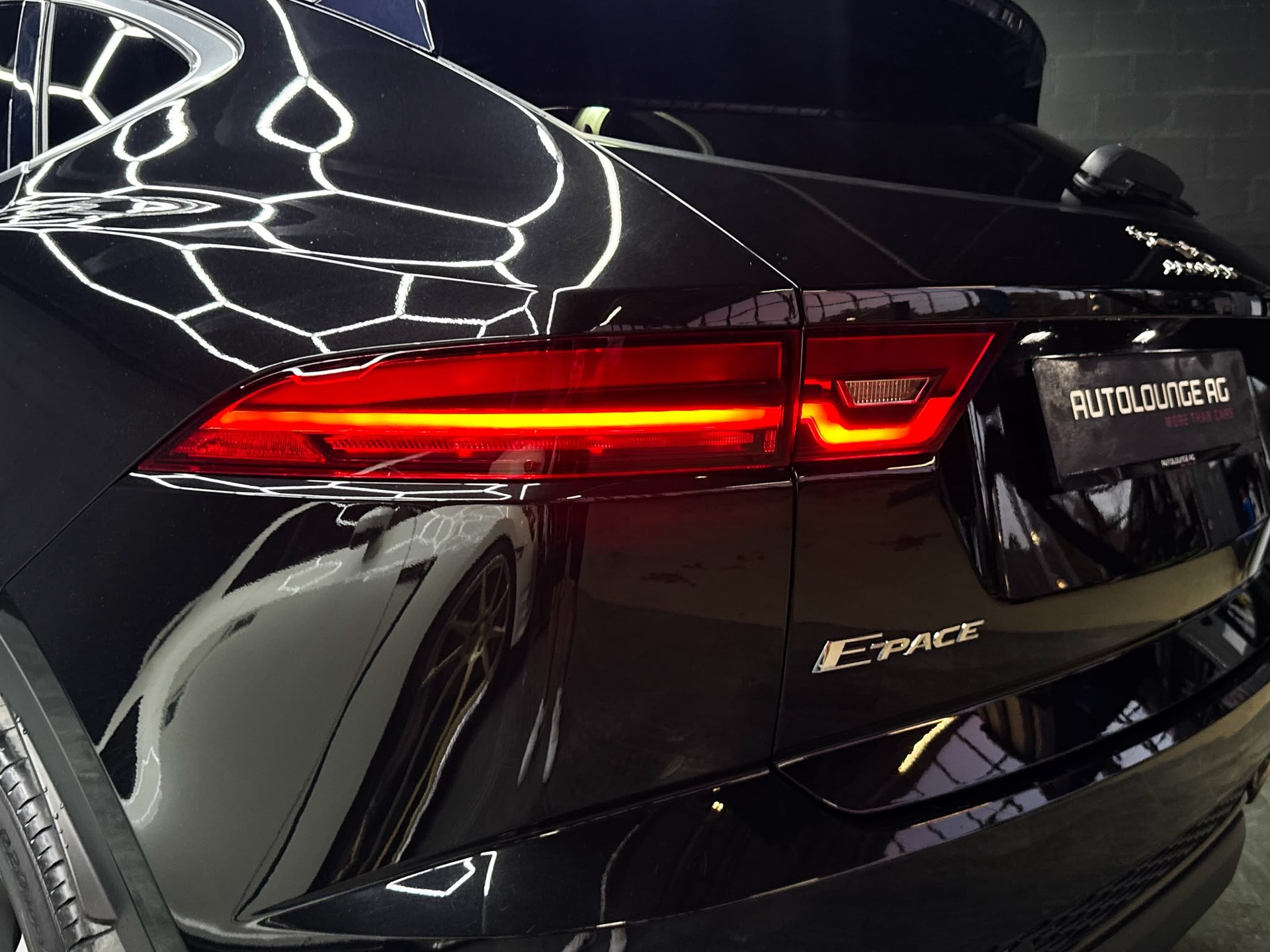 JAGUAR E-Pace 2.0d D240 R-Dynamic SE AWD Automatik-image-8