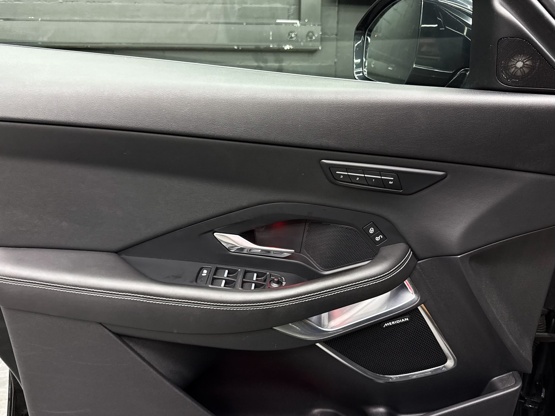 JAGUAR E-Pace 2.0d D240 R-Dynamic SE AWD Automatik-image-16