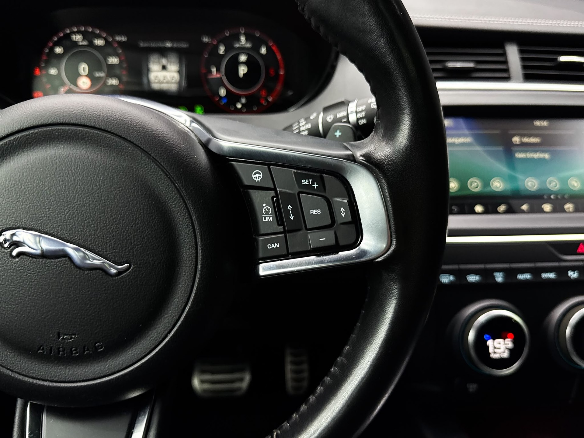 JAGUAR E-Pace 2.0d D240 R-Dynamic SE AWD Automatik-image-12
