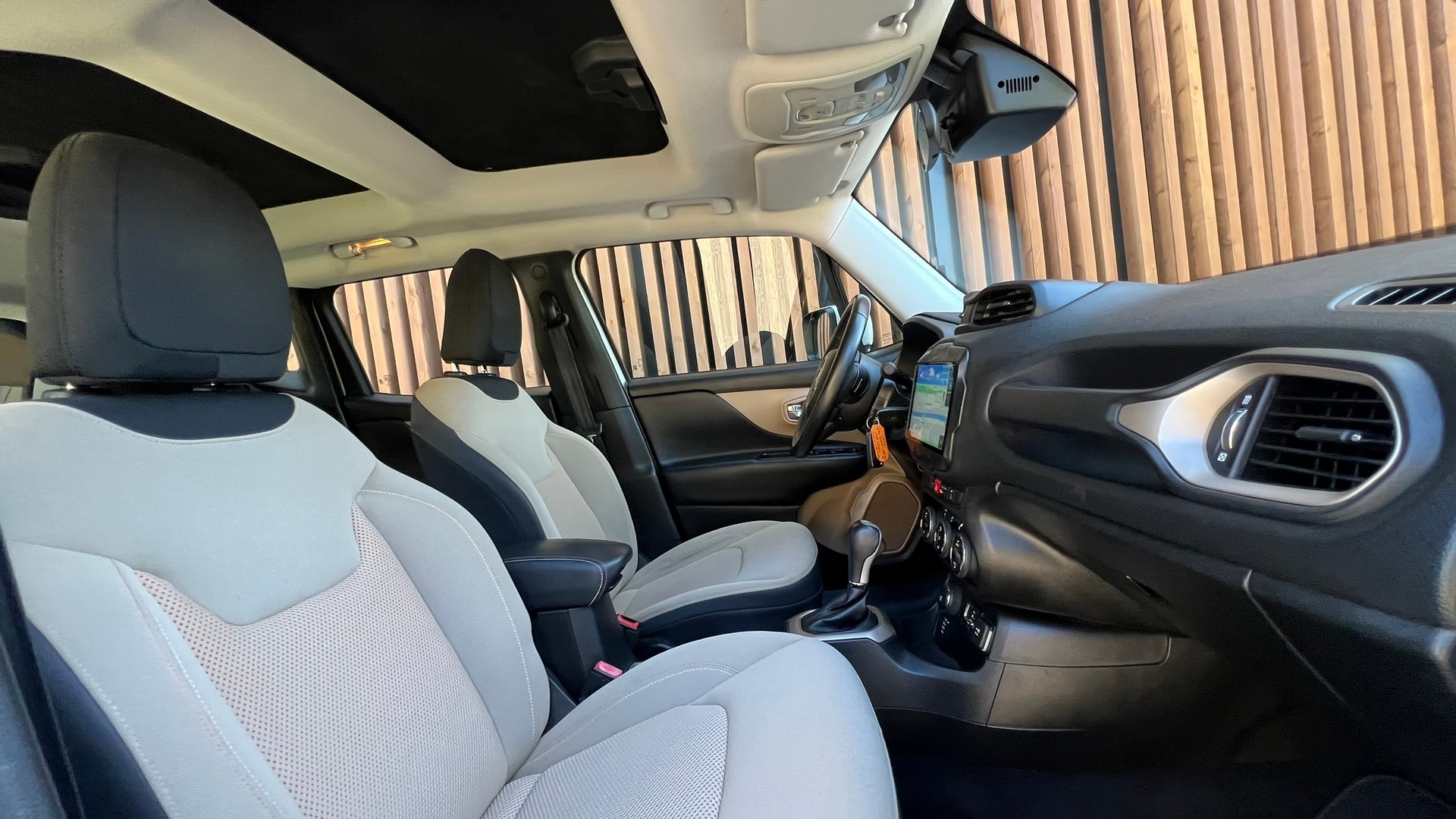 JEEP RENEGADE 1.4 TURBO 75th ANNIVERSARY AWD l 170 PS-image-25