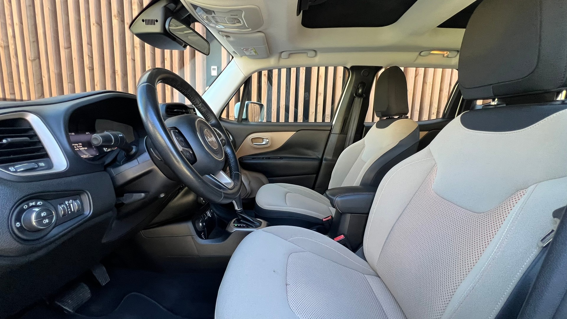 JEEP RENEGADE 1.4 TURBO 75th ANNIVERSARY AWD l 170 PS-image-26