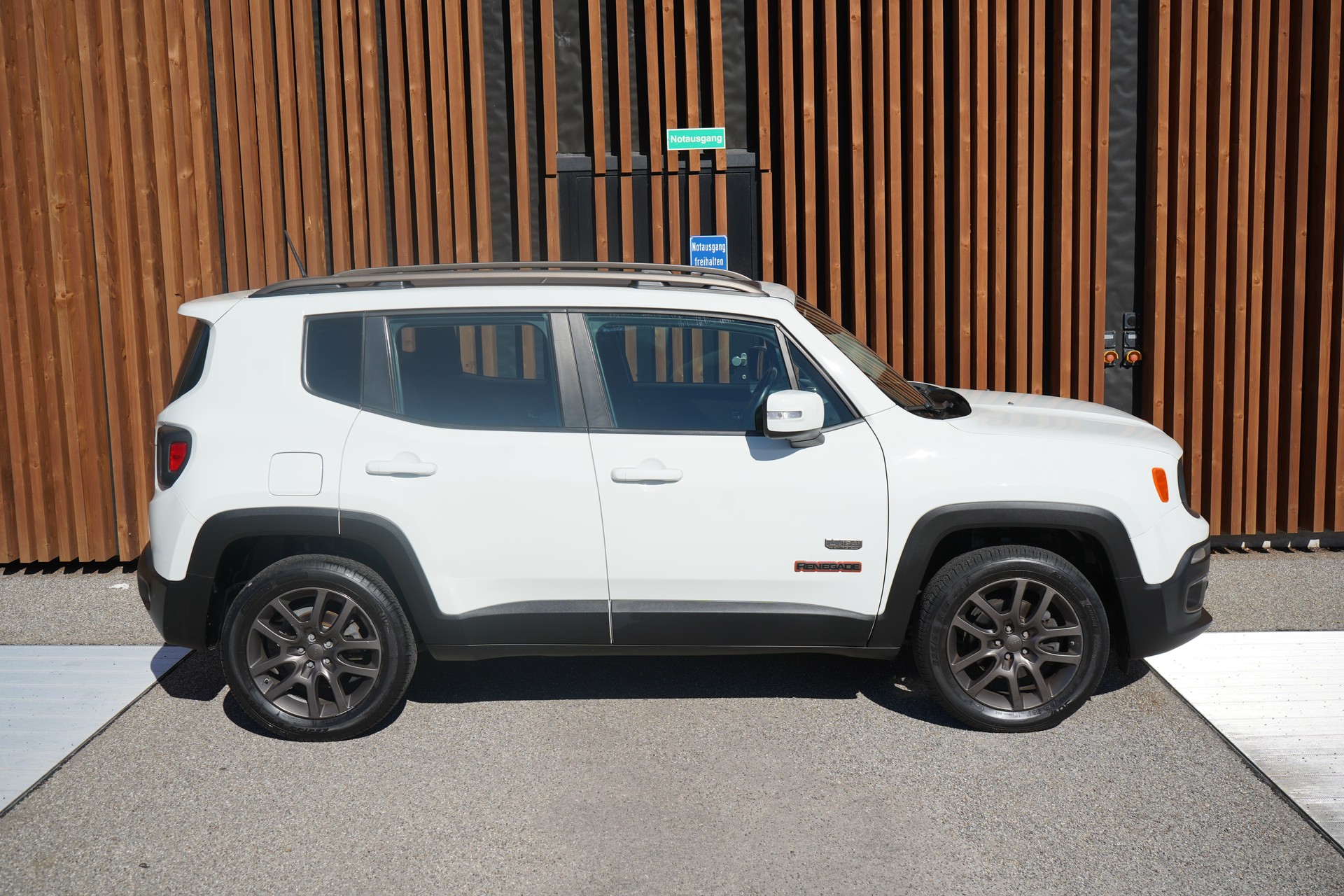 JEEP RENEGADE 1.4 TURBO 75th ANNIVERSARY AWD l 170 PS-image-4